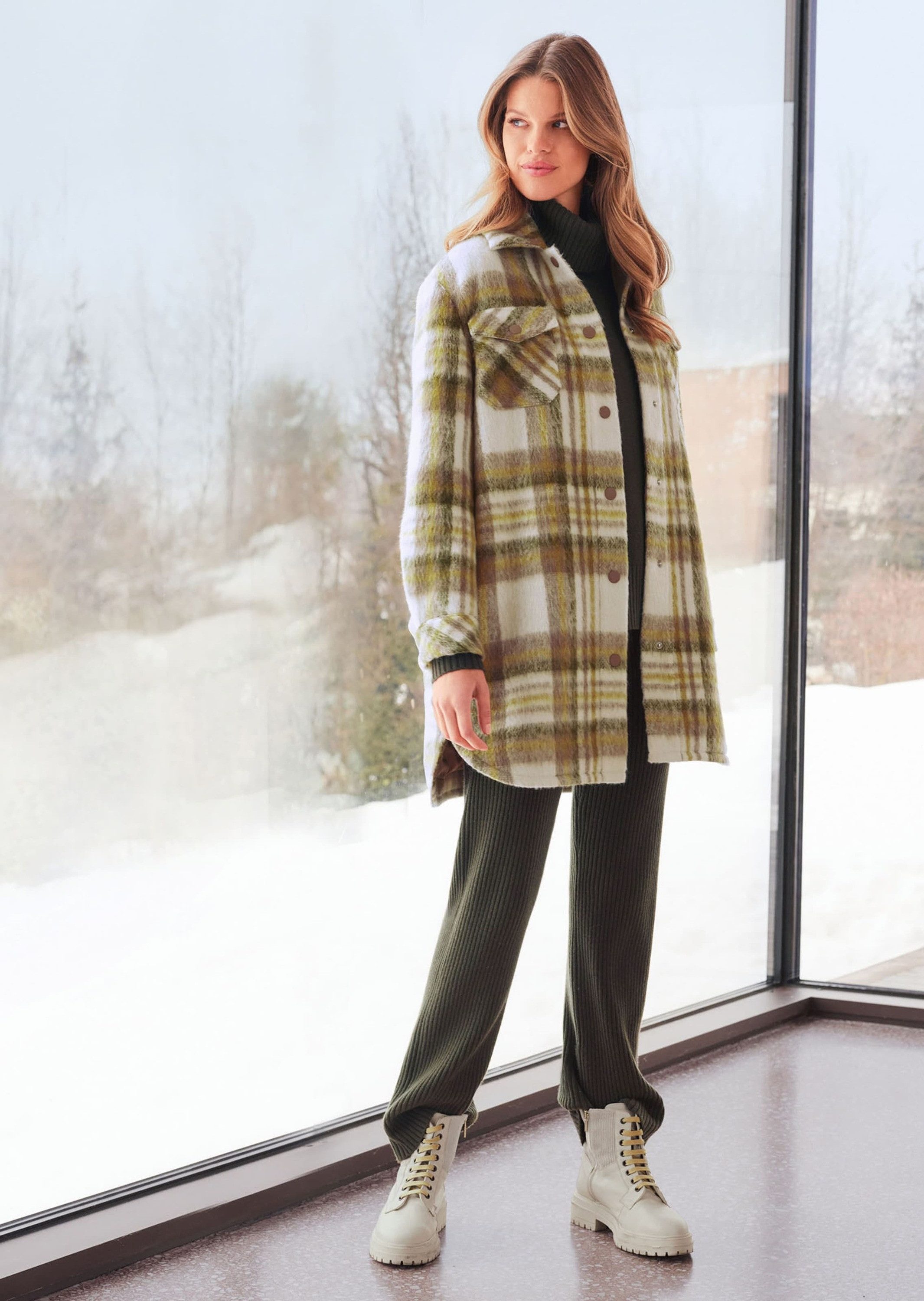 MADELEINE Outdoorjacke Lange Jacke, Karomuster, Hemdkragen Kariertes Allover-Design, klassischer Kragen, Knopfdetails