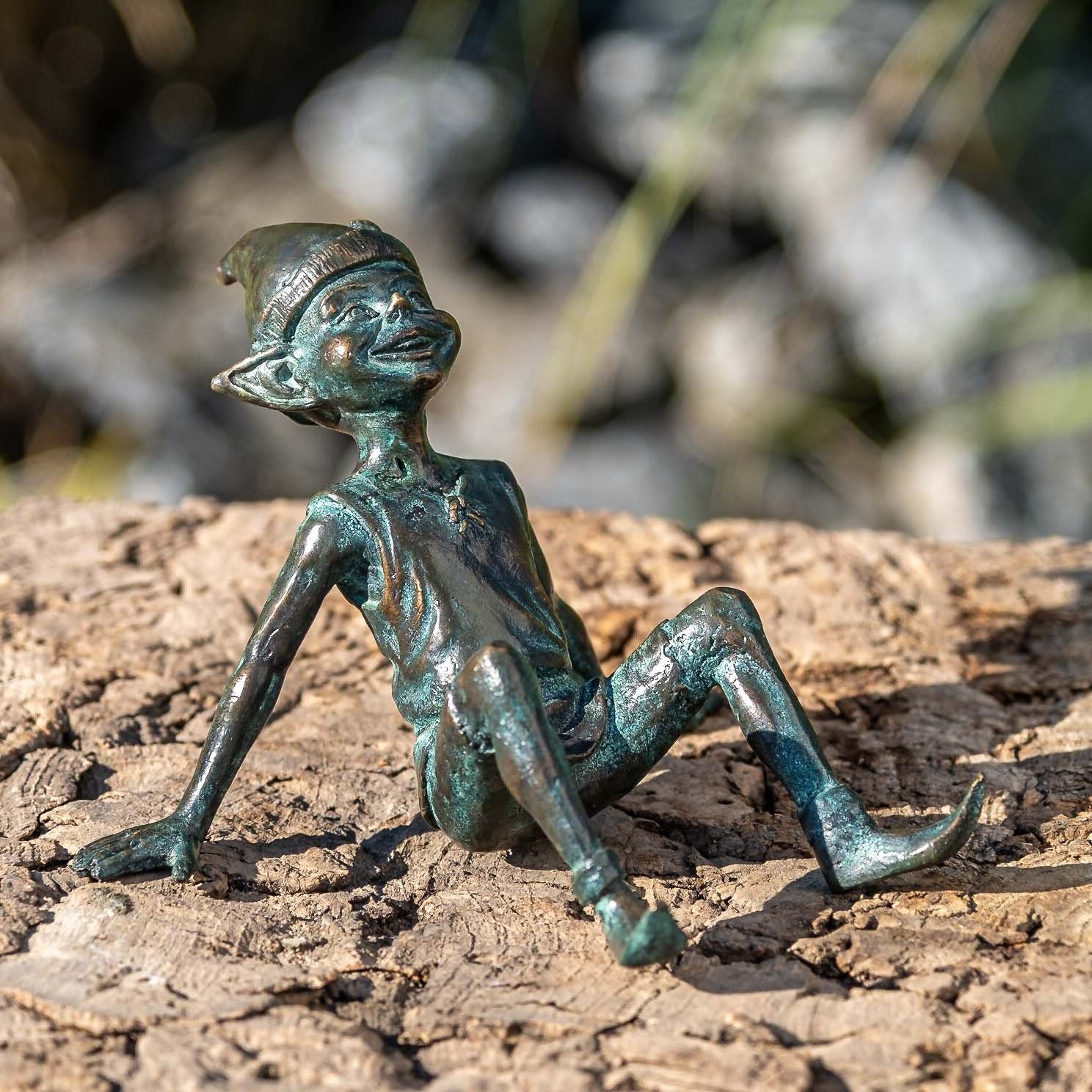 IDYL Dekofigur IDYL Bronze-Skulptur Elf patiniert. gegossen werden und Frost, sitzend, robust von Modelle UV-Strahlung. Bronze Regen Hand sehr in Langlebig – Wachsausschmelzverfahren in witterungsbeständig Die Bronze und gegen – –