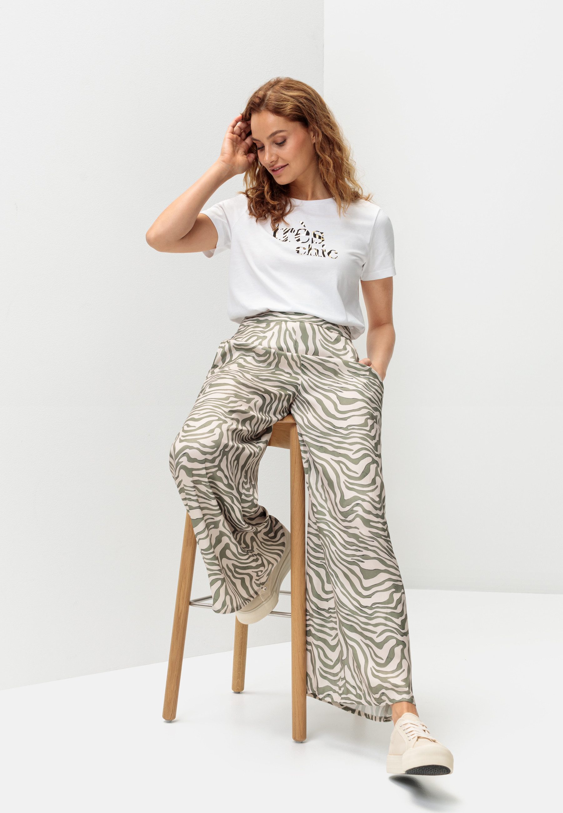 LASCANA Webhose aus Satin mit Animaldruck, luftige Stoffhose mit Taschen, Strandhose