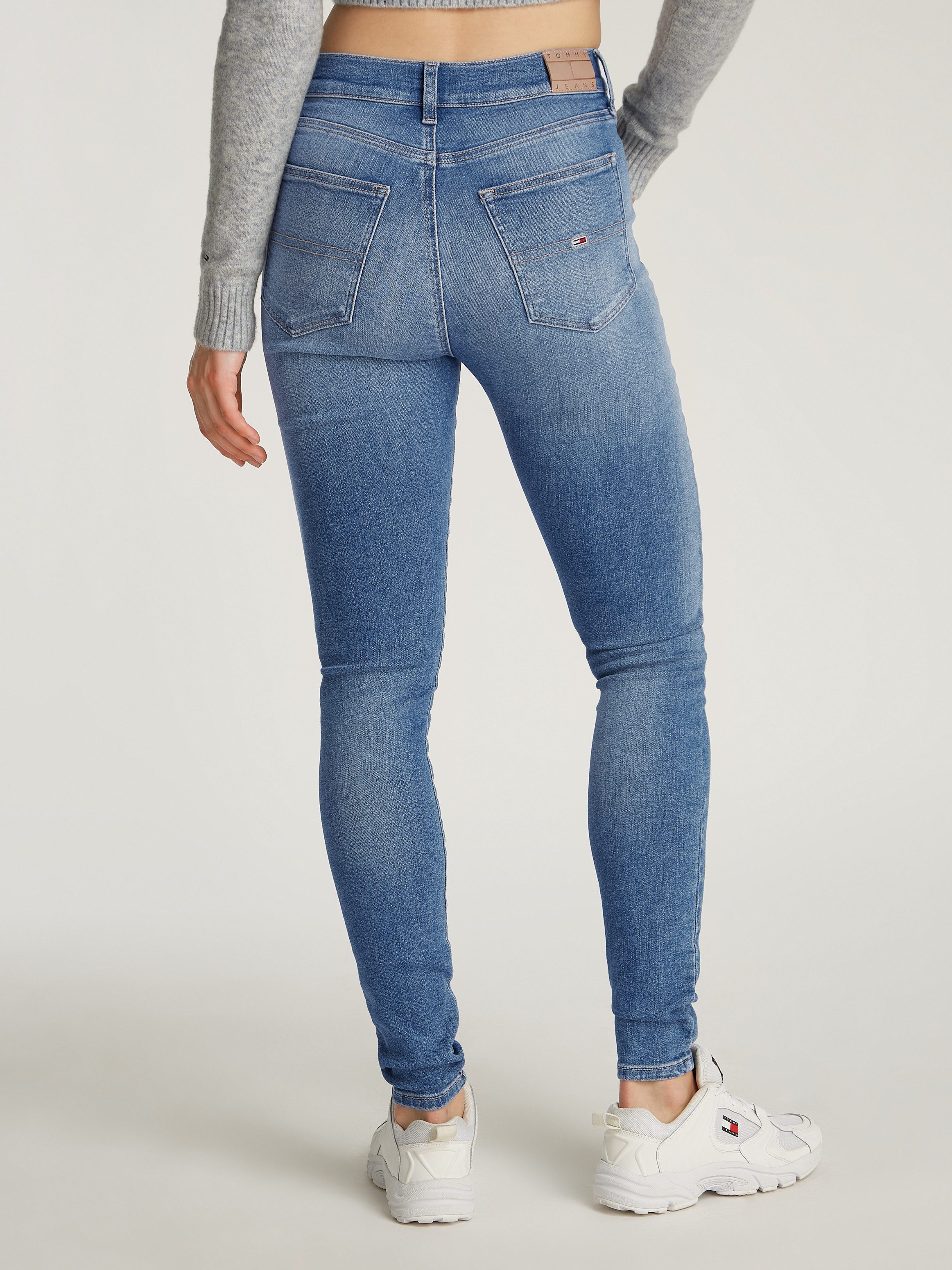 Tommy Jeans Skinny-fit-Jeans Sylvia High Rise Skinny mit Logo-Badge günstig online kaufen
