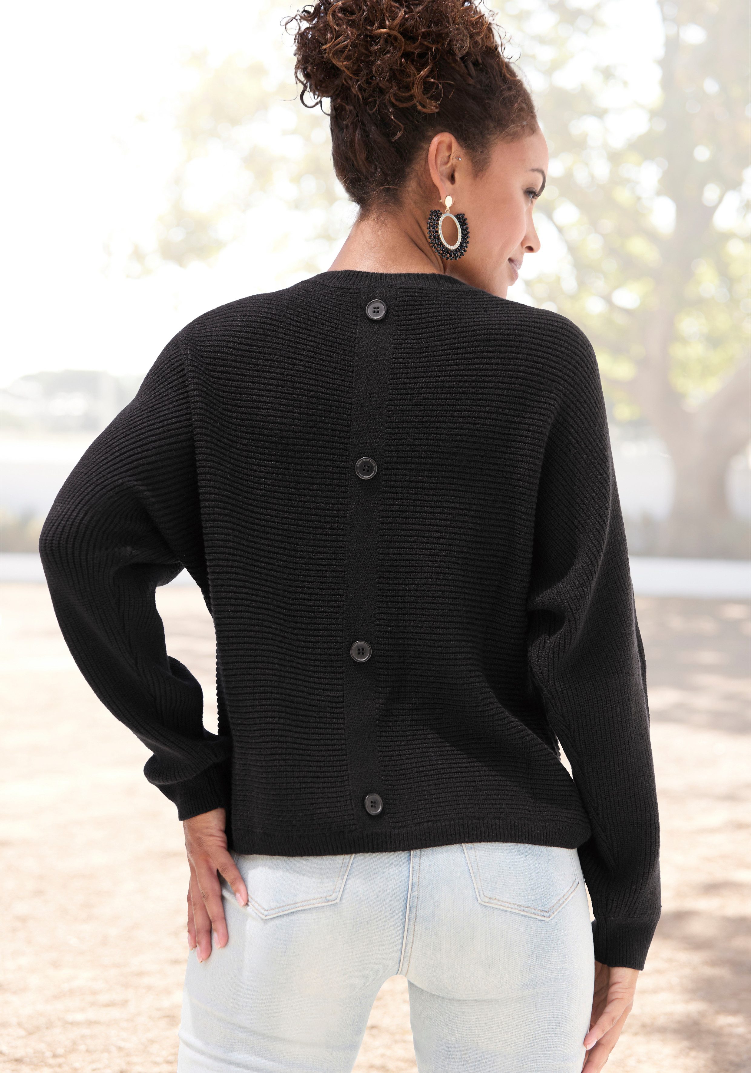 LASCANA Rundhalspullover aus Rippstrick mit Zierknöpfen am Rücken lässiger Fledermauspullover, lockerer Strickpullover, Oversize