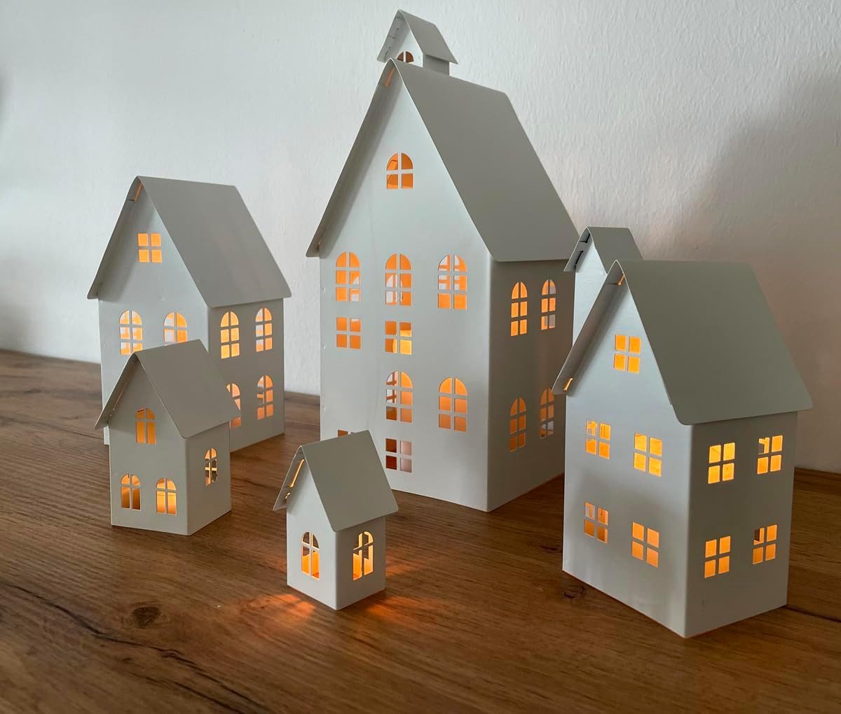 LB H&F Lilienburg Dekofigur 5er SET Haus Häuser Deko Metall Lichthaus Metallhaus Dekohaus (weihnachtsdeko Winterdeko Herbstdeko Mitbringsel Geschenk Adventsdeko Herbstdeko Tischdeko Laterne Windlicht Laterne Windlicht Wohnzimmer außen Garten Mutter Mama Winter Eingang Teelichthaus Kerzenhaus Dekolicht zuhause Kerze Teelicht Licht Grablicht Advent Weihnachtsdeko Winterhaus Metalldeko Geschenk Dekofigur Dekohaus Balkon Terrasse Eingangstür Tischdeko Deko Fenster, Grablaterne Adventsdeko Licht Beleuchtung Gartenparty Mitbringsel), Tisch Herbst Herbstdeko Windlicht Geschenkset WEISS