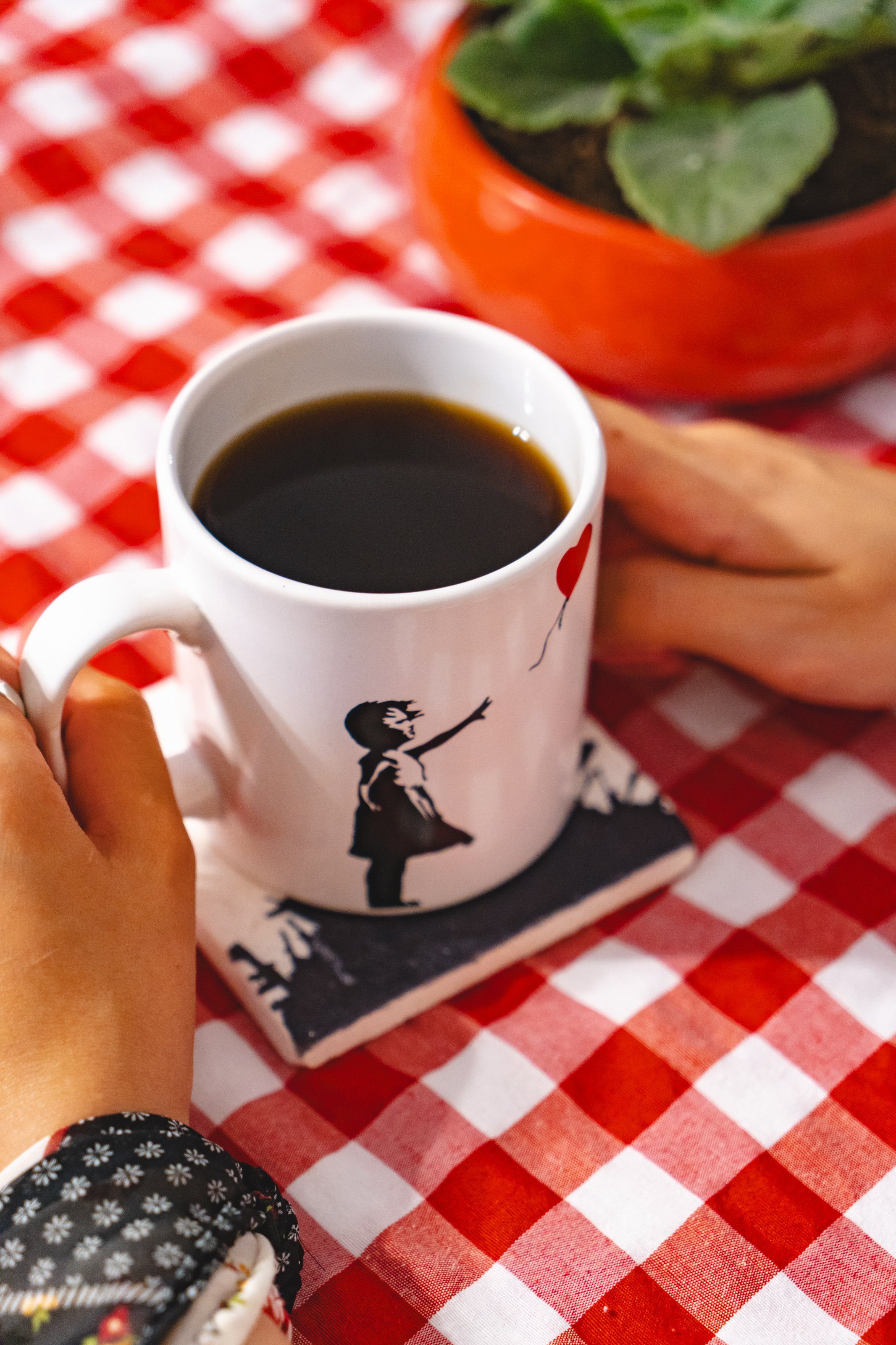 AvantgART Tasse Banksy Kaffeetasse, Banksy Kunstdruck, Tasse Kaffee, aus Keramik, Porzellan