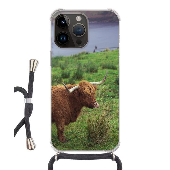 MuchoWow Handyhülle Schottische Highlander - Gras - Wasser - Tiere Handyhülle Telefonhülle Apple iPhone 14 Pro