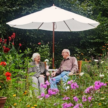 relaxdays Gartentisch Gartentisch mit Schirmloch