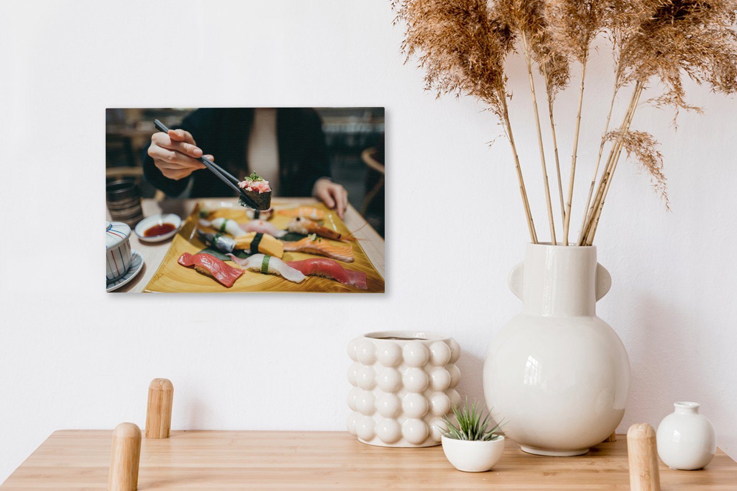 30x20 die cm Leinwandbild Leinwandbilder, Wandbild japanischen aus St), Wanddeko, Aufhängefertig, isst, OneMillionCanvasses® Sushi Küche einer Nahaufnahme der (1 Frau,