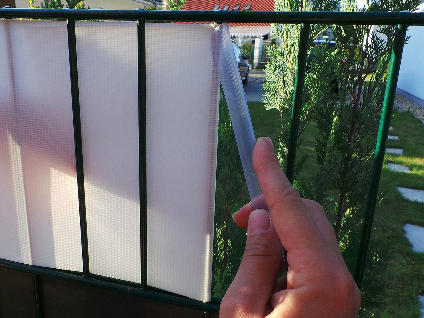 Plantiflex Sichtschutzstreifen Sichtschutz Rolle 35m blickdicht PVC Zaunfolie, (Sichtschutzfolie Windschutz, für Doppelstabmatten Zaun Sichtschutzrolle)