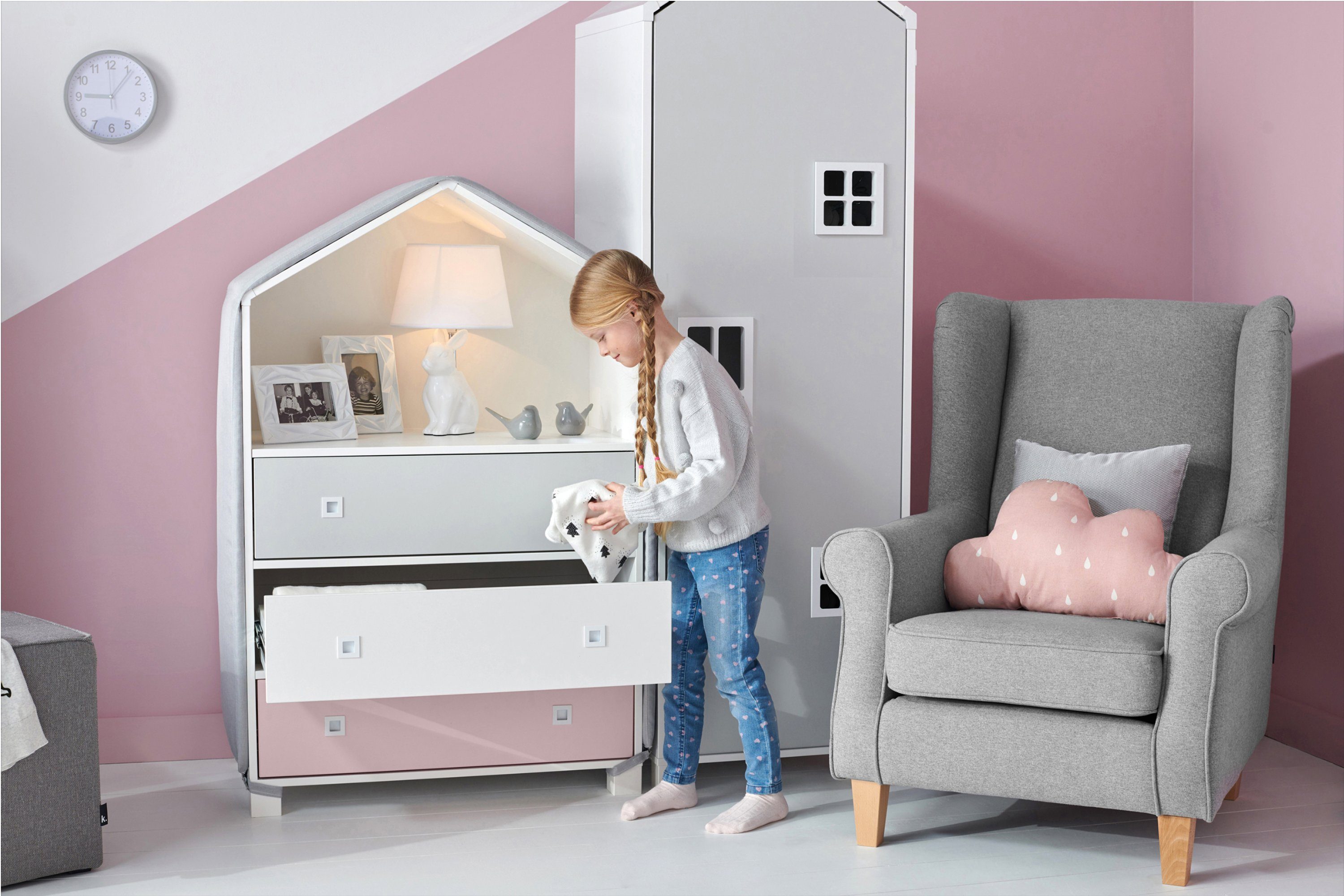 Konsimo Babyzimmer-Komplettset Bücherregal rosa Kindermöbel-Set / Möbel 2x Hausform Kinderkomplettzimmer, / grau weiß Kommode, MIRUM