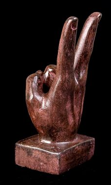 IDYL Dekofigur IDYL Moderne Skulptur Figur Resin "Hand Victory", Moderne Figur "Hand Victory". Durch die Schlichtheit ein besonders gelungenes Dekorationsstück für den Wohnbereich. Dezent strukturierte und matte Oberfläche mit einem weichen Erscheinungsbild prägen den Charakter dieser Resinfigur. Der Artikel wird ohne Dekoration verkauft.
