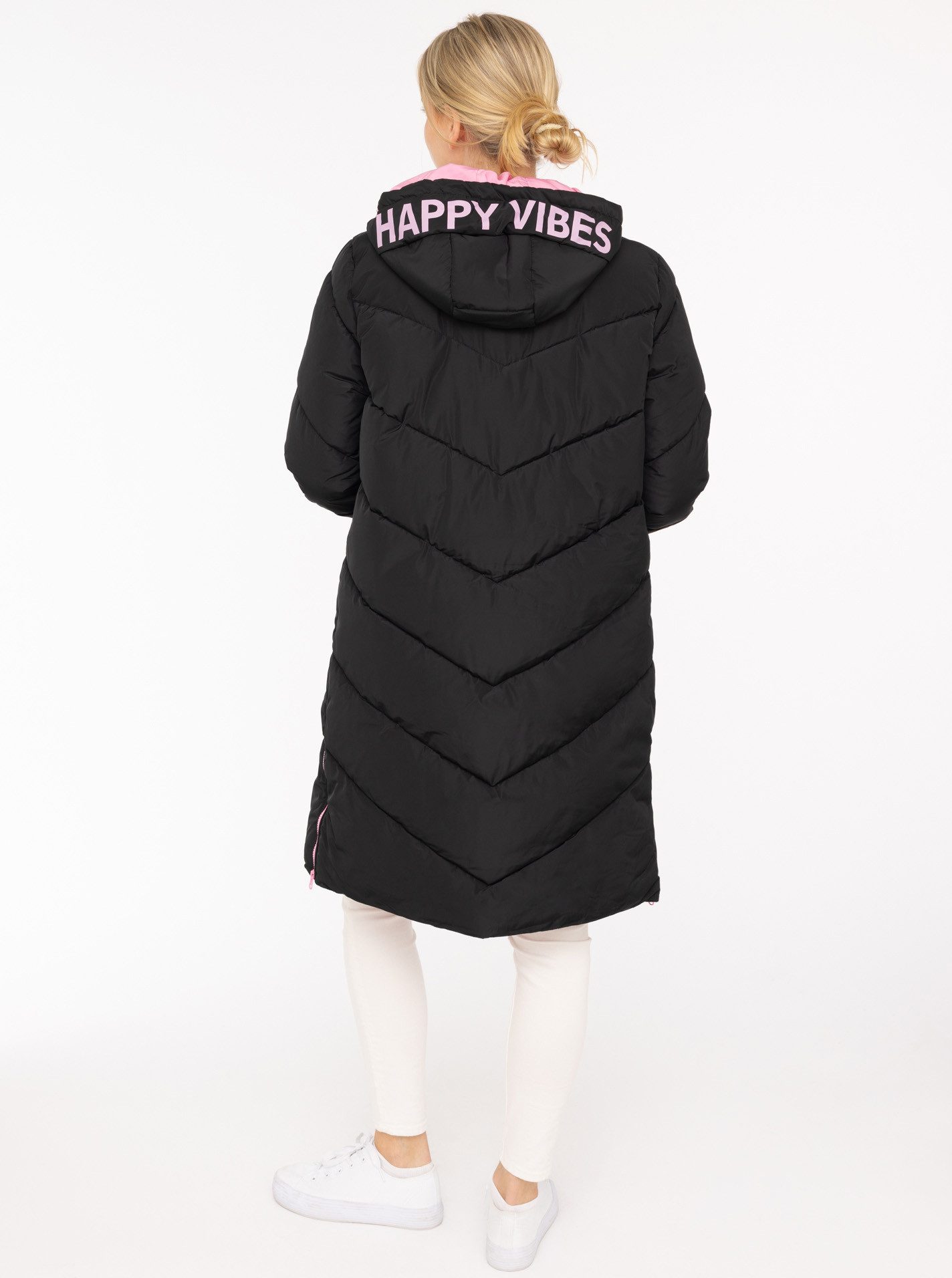 Zwillingsherz Steppmantel "Happy Vibes" Print an Kapuze, farbigen Details und Zippern – Bild 4 von 5