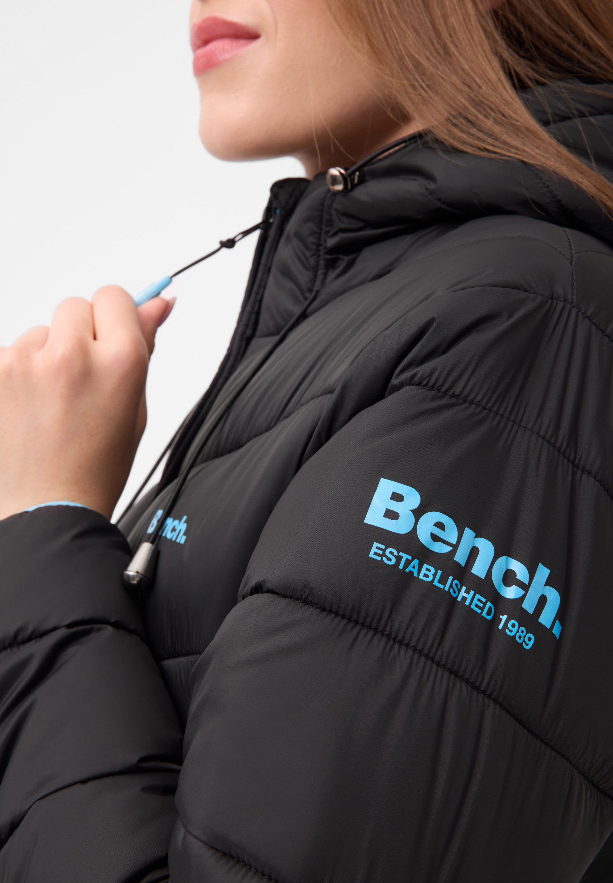 Bench. Steppjacke JIYRA leichte, taillierte Übergangsjacke mit breiter Steppung und Kapuze
