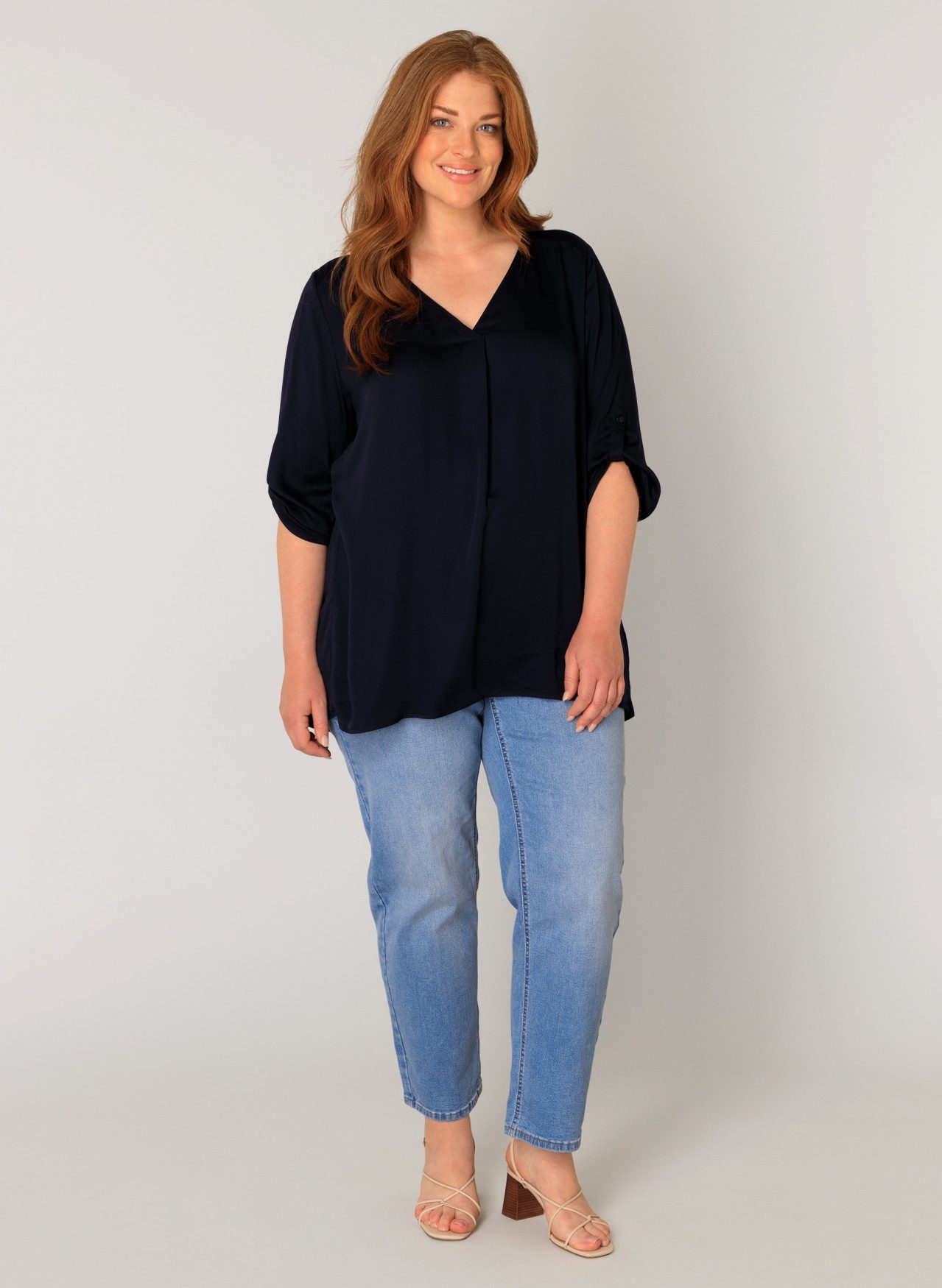 Base Level Curvy Shirtbluse Yanina mit V-Ausschnitt