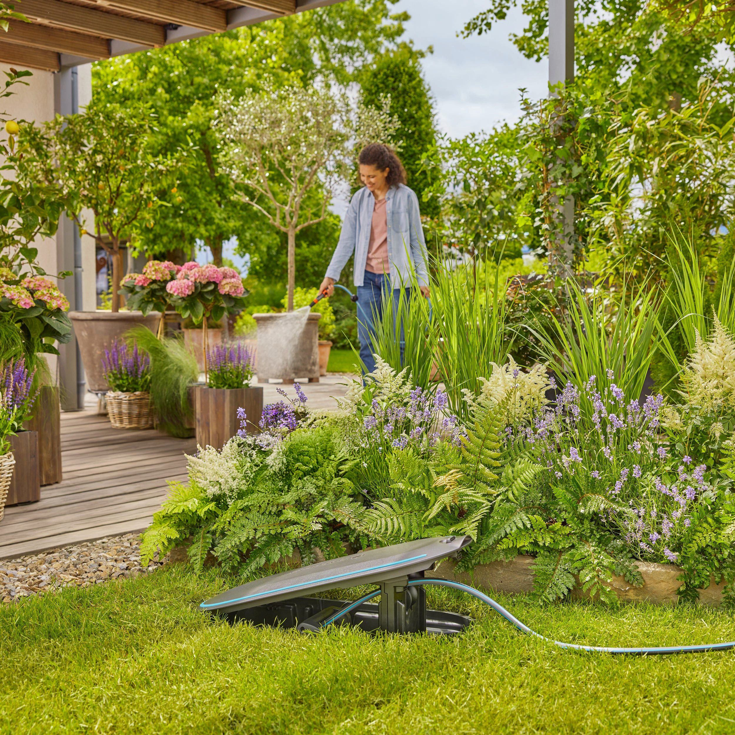 GARDENA Schlauchbox Undercover RollUp M, mit 20 m Schlauch