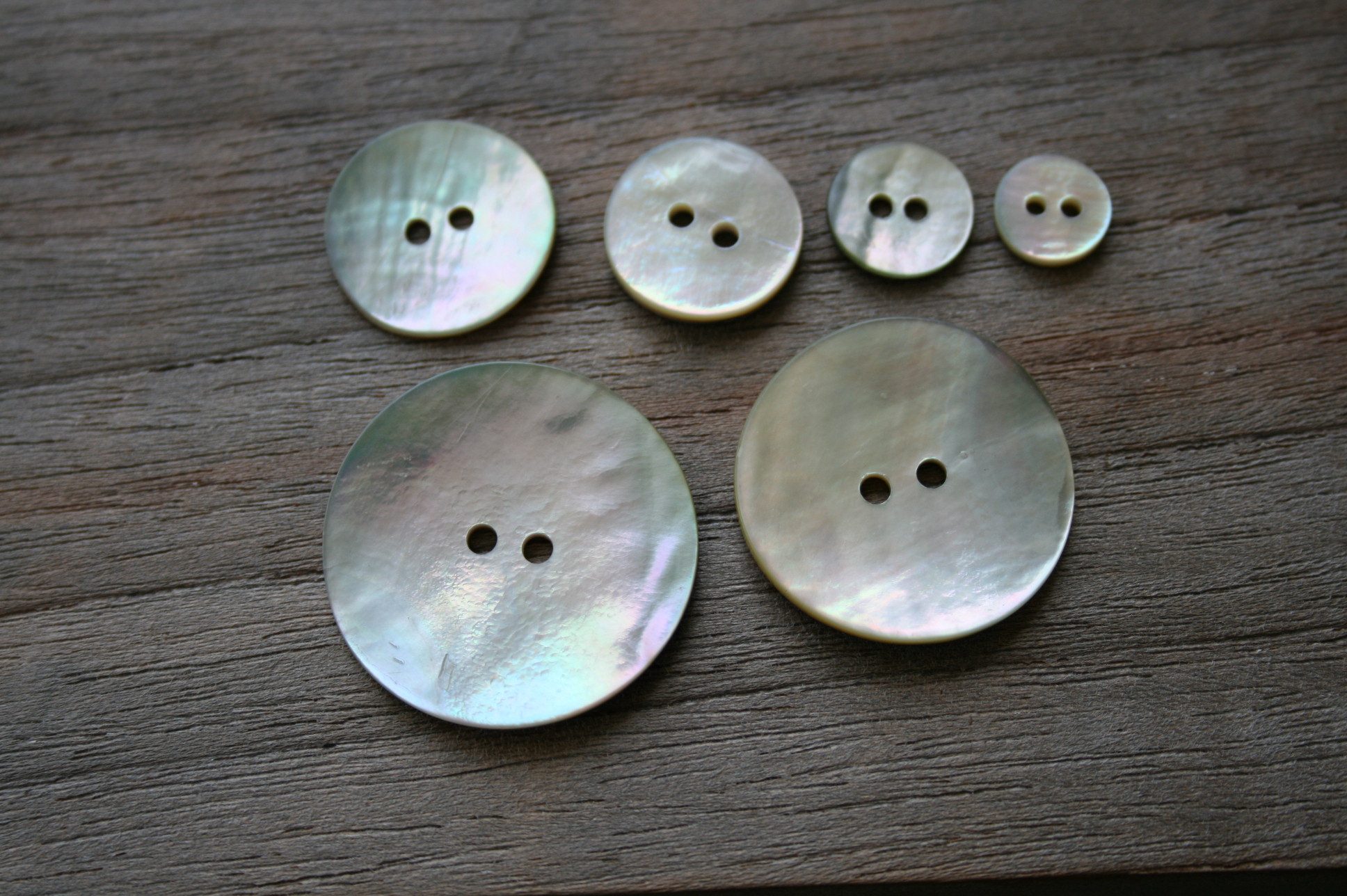 Hartmann-Knöpfe Knopf Schimmernde Perlmuttknöpfe 2 Loch europäische Fertigung (20 Stück)