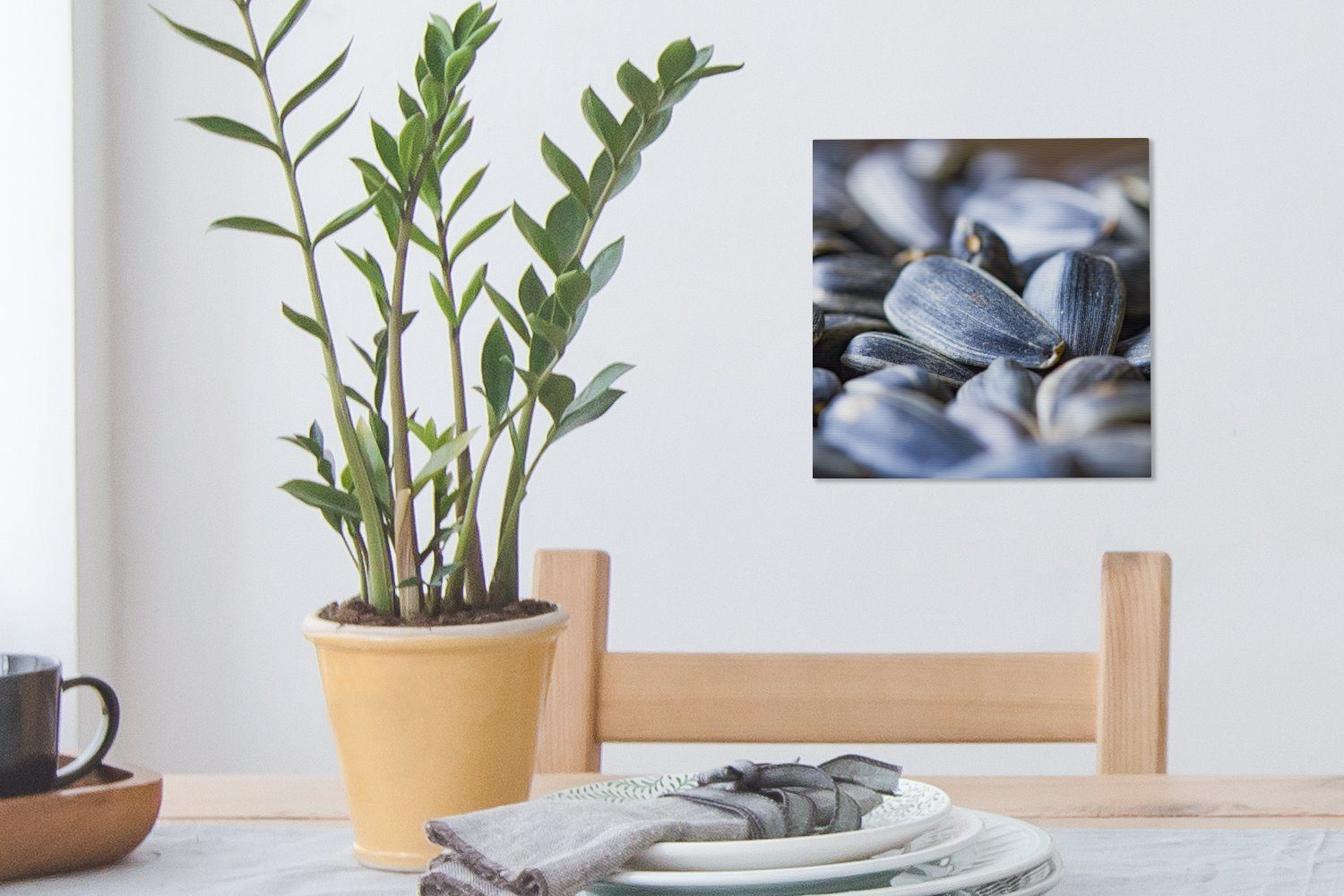 Leinwandbild Leinwand schwarzen OneMillionCanvasses® St), von (1 Wohnzimmer der Bilder für Außenseite Sonnenblumenkernen, Schlafzimmer Nahaufnahme