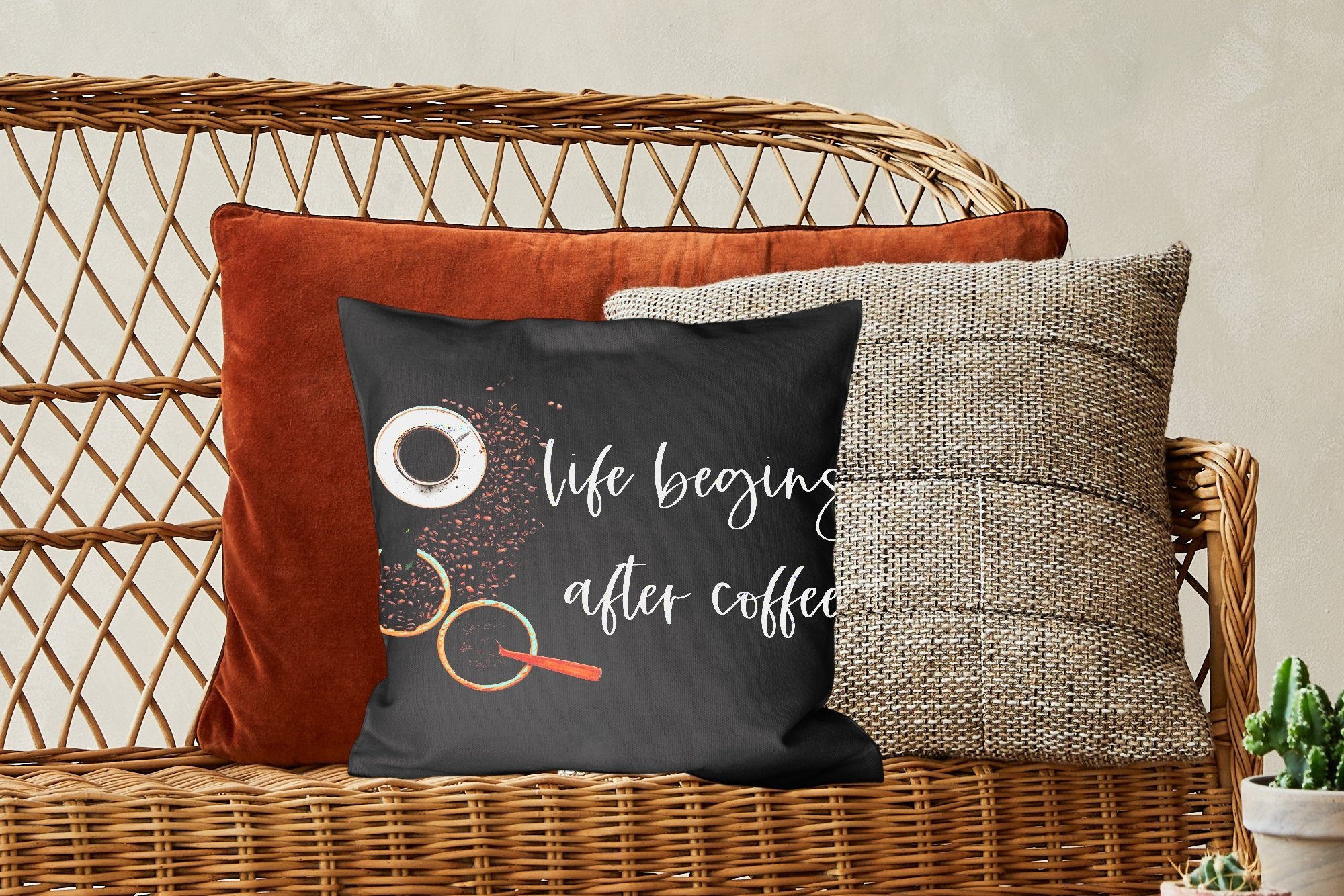 mit Zierkissen dem Füllung - Deko, Kaffee, MuchoWow für Zitate Wohzimmer, Sofakissen - Das Leben Dekokissen Kaffee - nach Schlafzimmer, Sprichwörter beginnt