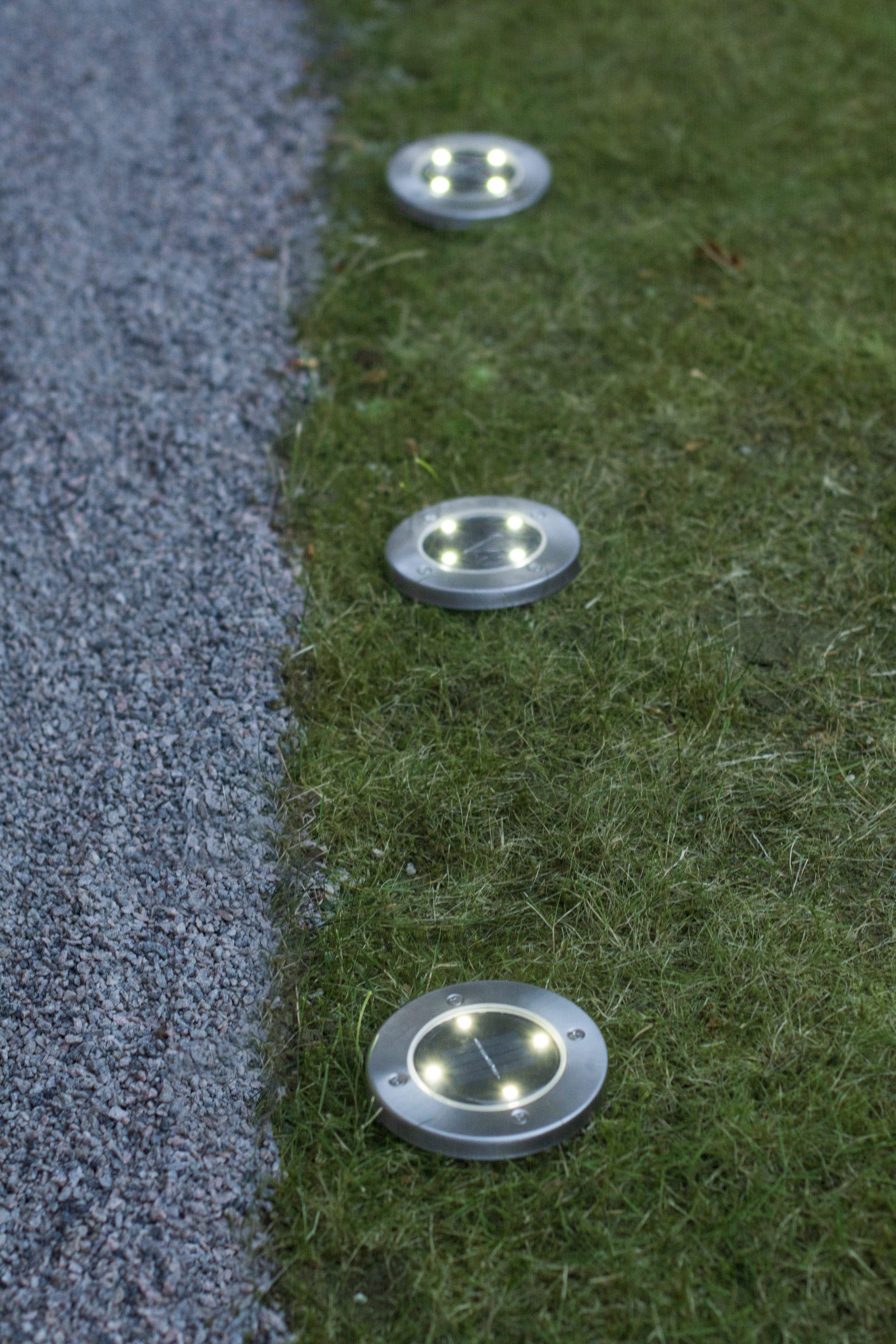 STAR TRADING LED Solarleuchte Solar Spotlight Rasenleuchte, Tageslichtsensor, LED fest integriert, Warmweiß, 3er-Set, flache Bauform, Dämmerungssensor – Bild 3 von 5
