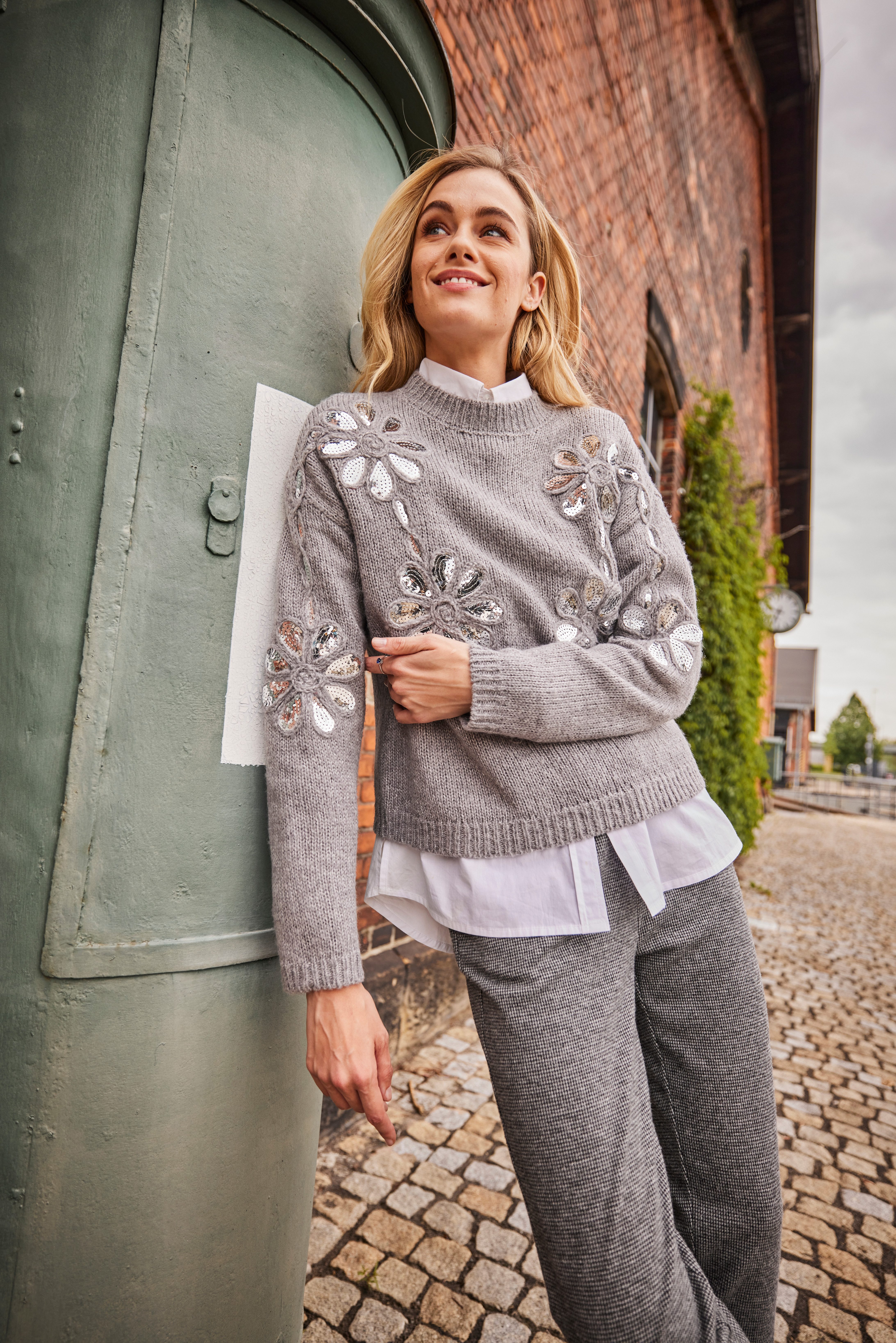 Aniston CASUAL Strickpullover mit Pailletten verzierte Blüten-Applikationen