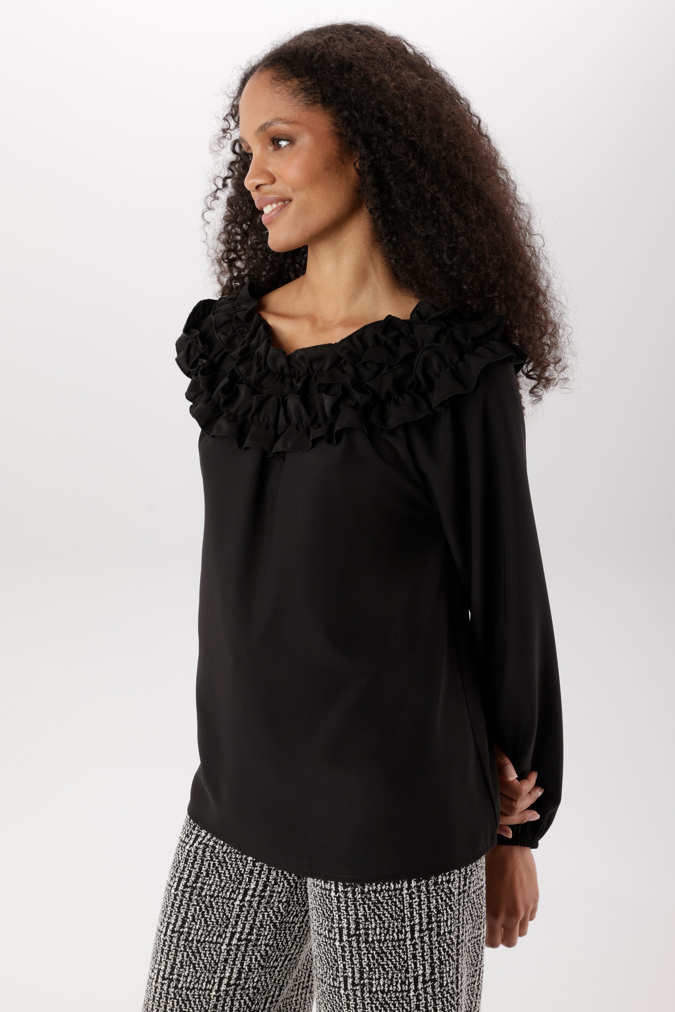 Aniston SELECTED Rüschenbluse Rüschenbesatz am großen Rundhalsausschnitt - NEUE KOLLEKTION. € 39,99, (€ 39,99 pro 1 Stk).