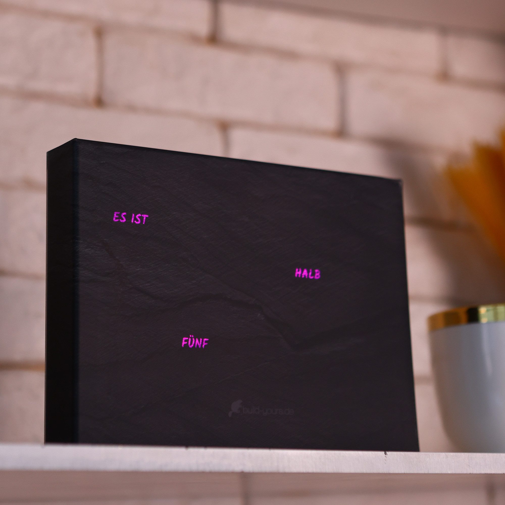 build-yours.de Standuhr BoxClock PLA - Die Wortuhr für den Schreibtisch - LED Standuhr