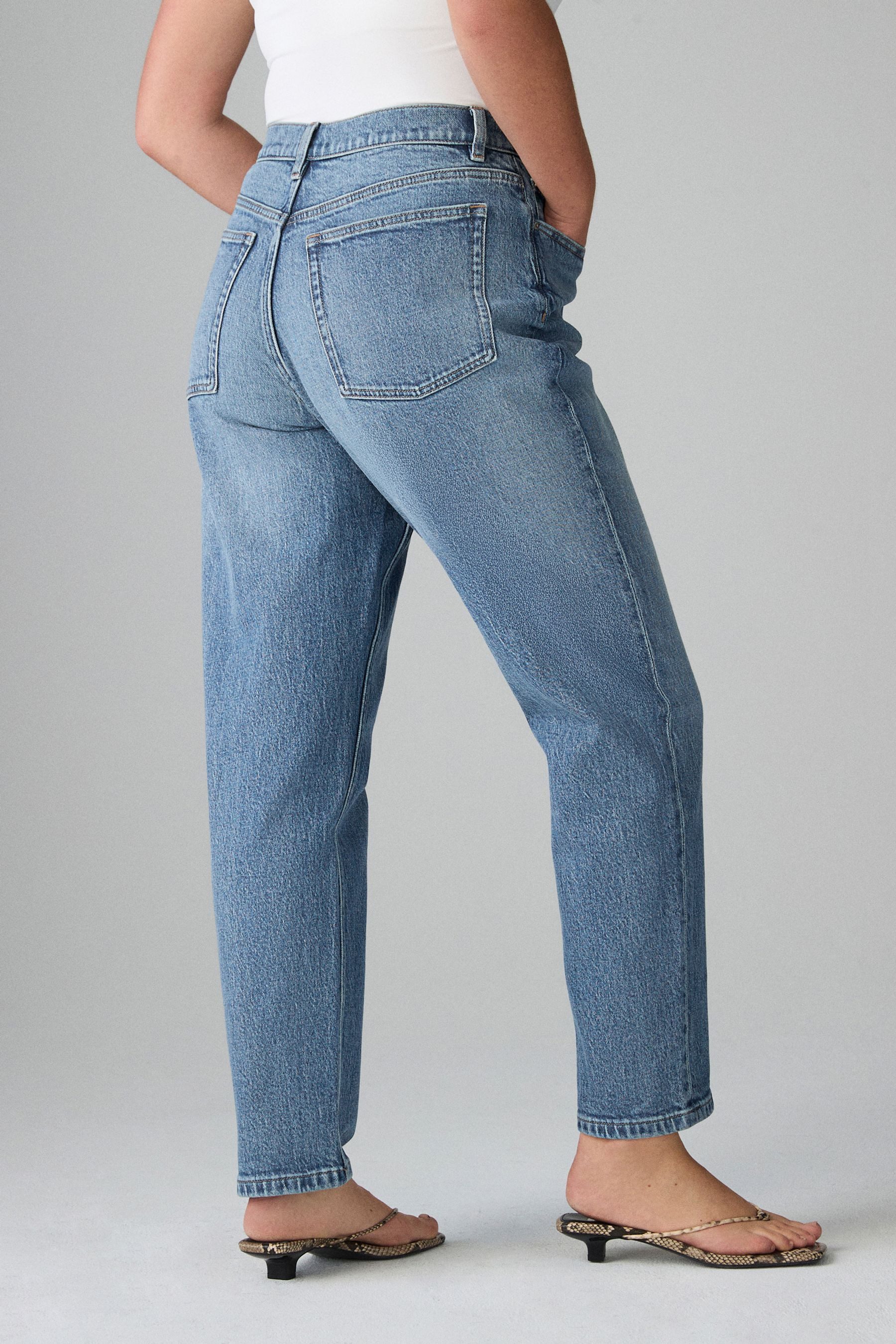 Next Comfort-fit-Jeans Gestufte Sanduhr-Mom-Jeans mit Comfort-Stretch (1-tlg)