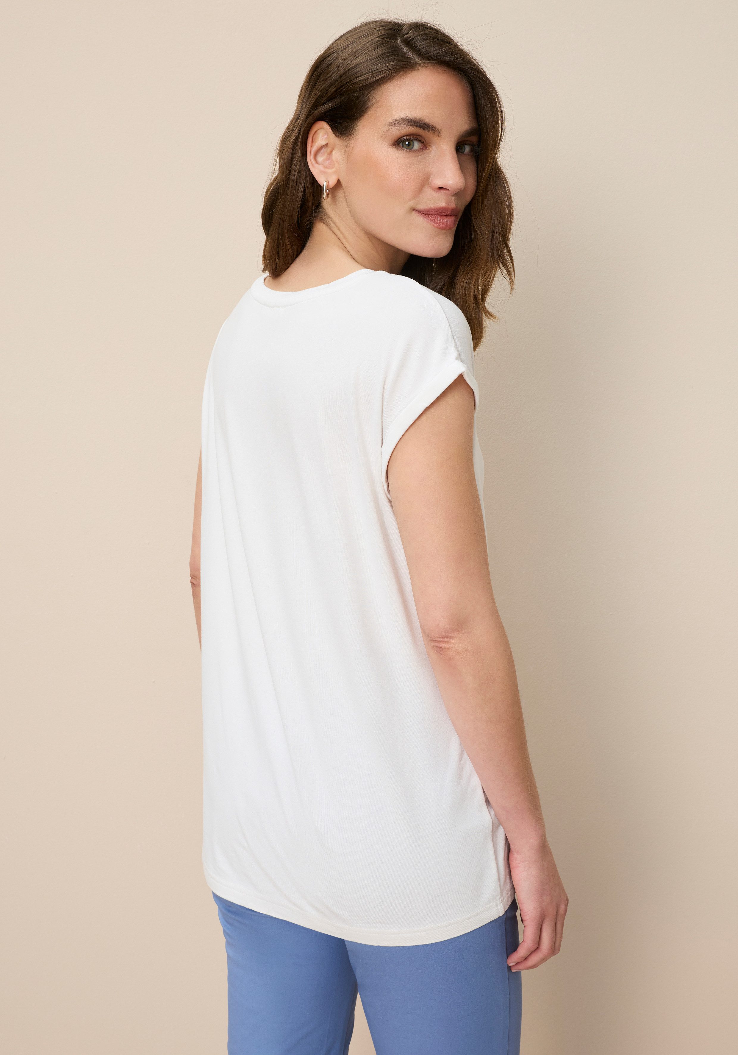 Tamaris T-Shirt mit Rundhals und lockerem Schnitt, aus angenehmem Viskose-Jersey figurumspielend, Kurzarm mit überschnittenen Schultern und Krempelsaum – Bild 3 von 5