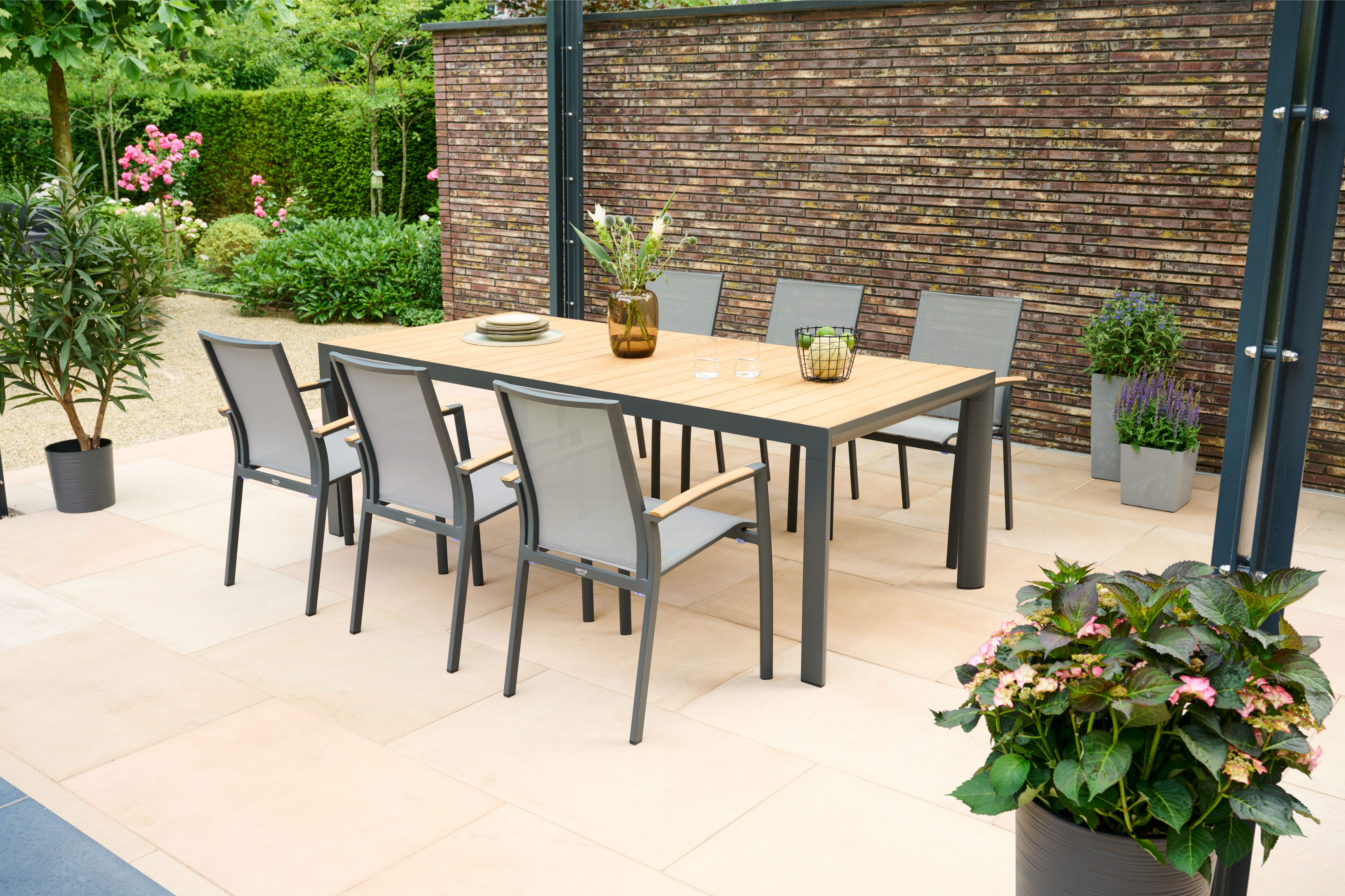 Siena Garden Gartensessel VELIA Stapelsessel matt anthrazit, Gestell aus Aluminium, Armlehnen aus Teak FSC® 100%