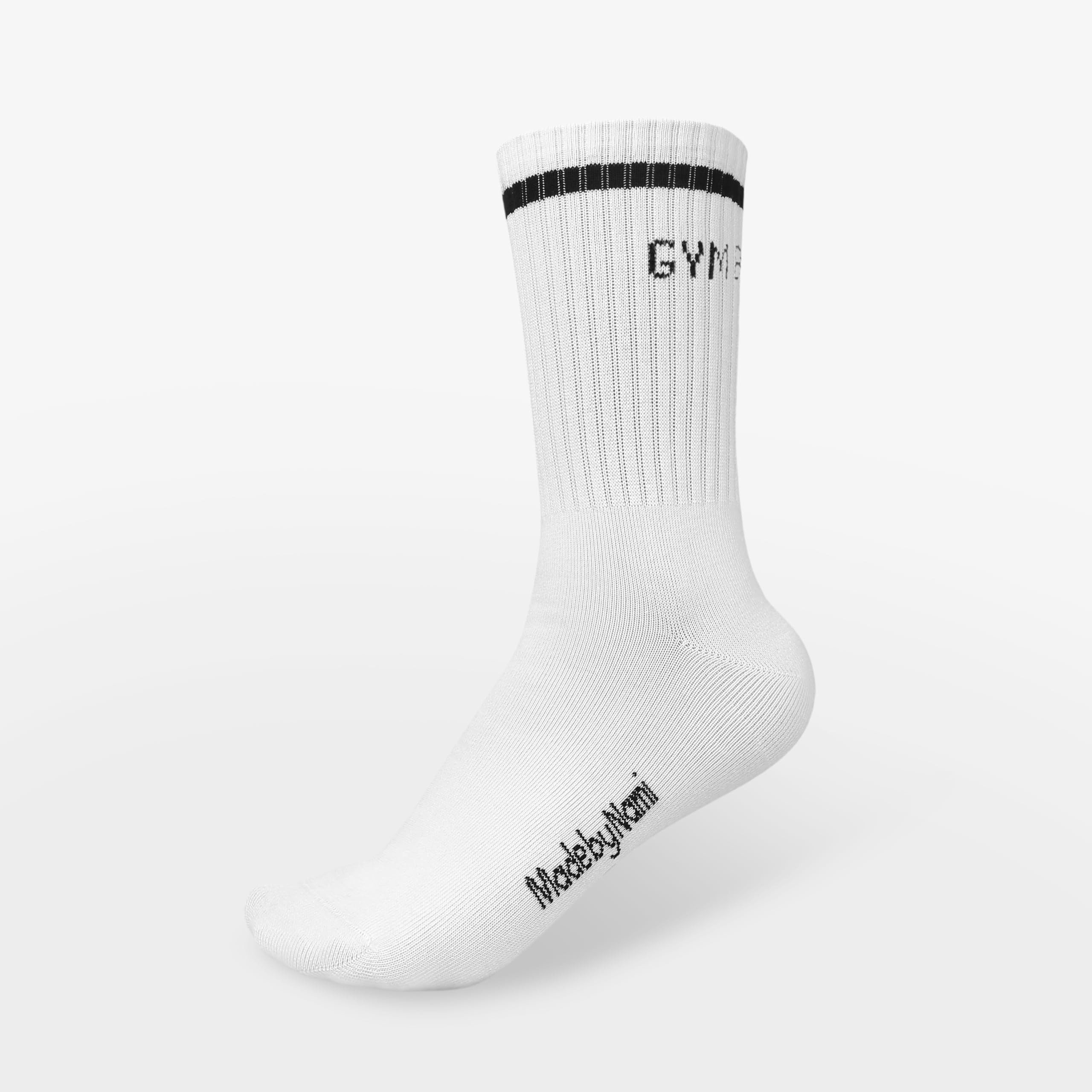 Made by Nami Socken Crew Socks aus Baumwolle, weiße Retro Tennissocken, Herren & Damen Socken mit Sprüchen, "GYM B*tch"