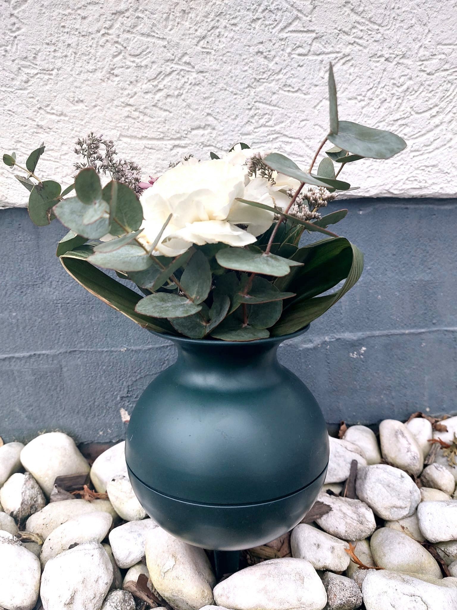 WIBO Kunststofftechnik GmbH Bodenvase Grabvase für Blumen mit Stecker rund wetterfest für Friedhof, dekorative Friedhofsvase ca. 20cm groß
