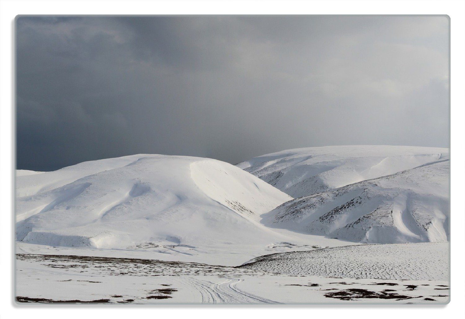 Wallario Frühstücksbrett Schneebedeckte Hügel am Meer, (inkl. rutschfester Gummifüße 4mm, 1-St), 20x30cm