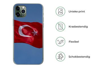 MuchoWow Handyhülle Eine türkische Flagge am blauen Himmel, Handyhülle Apple iPhone 11 Pro Max, Smartphone-Bumper, Print, Handy
