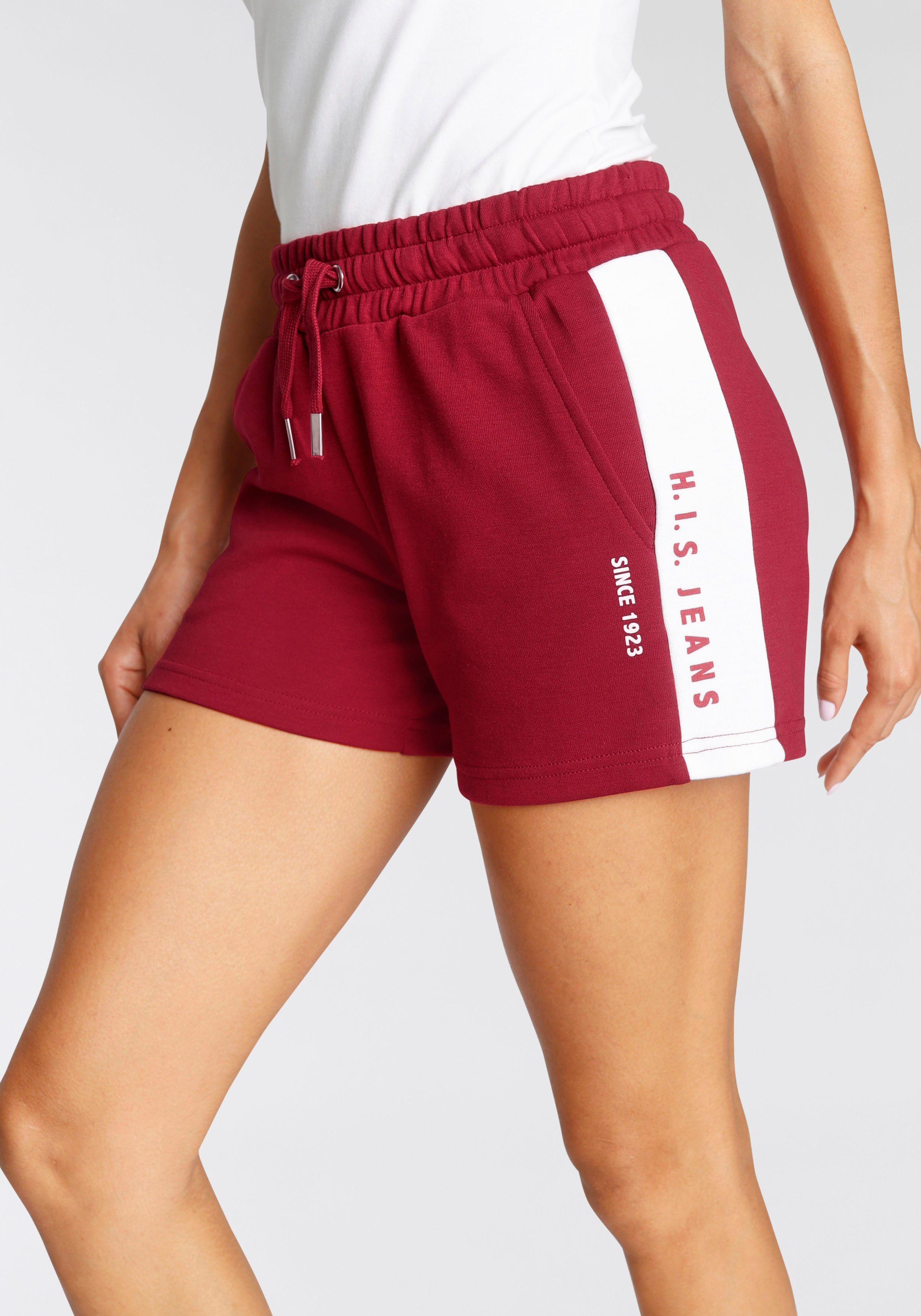 H.I.S Shorts mit weißem Seitenstreifen und Logodruck rot