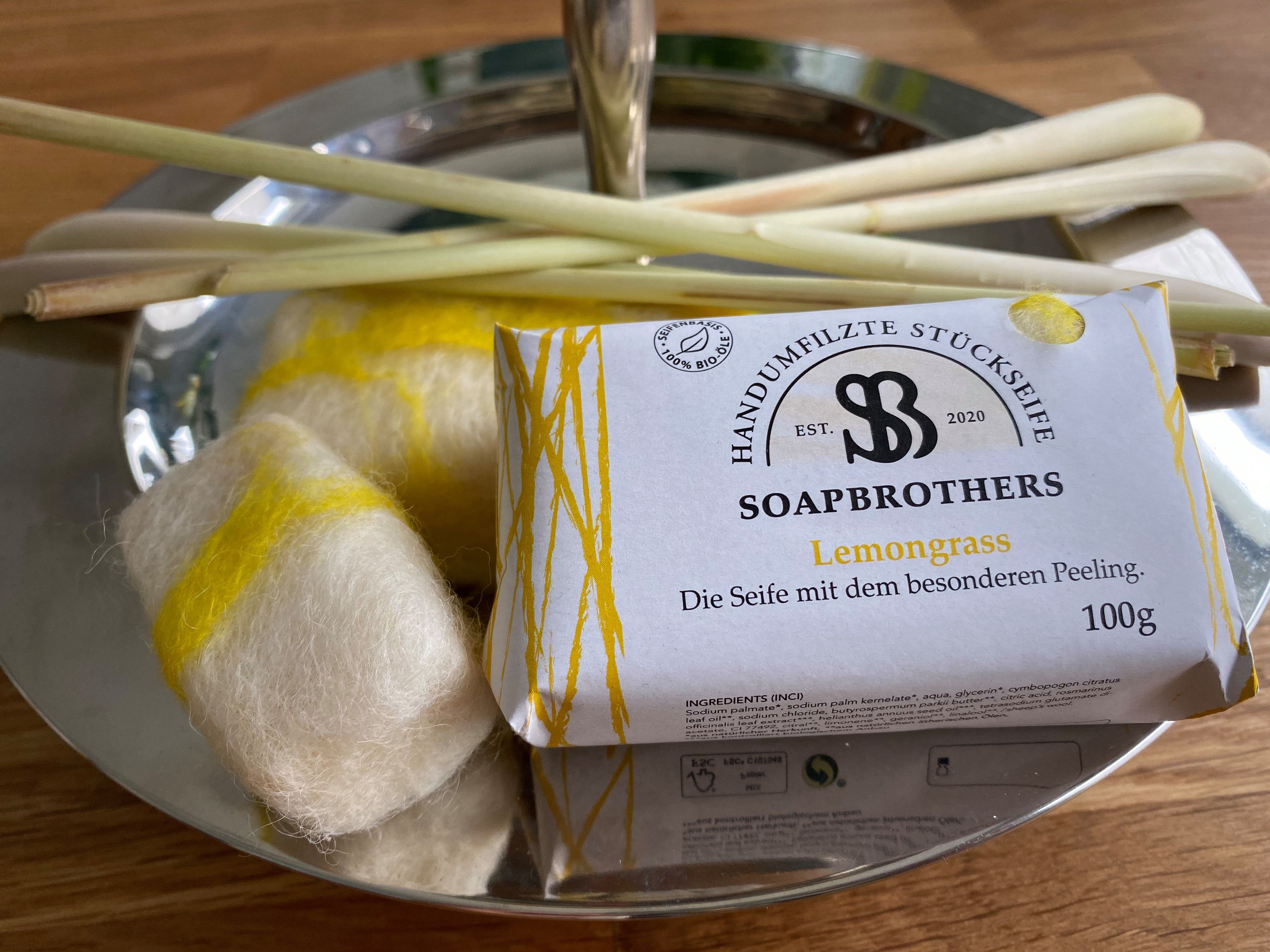 Soapbrothers Handseife Geschenkidee - Naturkosmetik Bio Seife mit Filzmantel - Bis zu 4-mal ergiebiger als herkömmliche Stückseifen in nachhaltiger Verpackung - Lemongrass 100g, 1-tlg., Naturkosmetik