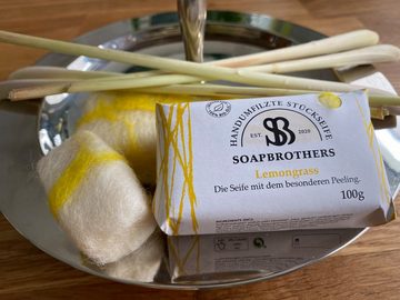 Soapbrothers Handseife Geschenkidee - Naturkosmetik Bio Seife mit Filzmantel - Bis zu 4-mal ergiebiger als herkömmliche Stückseifen in nachhaltiger Verpackung - Lemongrass 100g, 1-tlg., Naturkosmetik