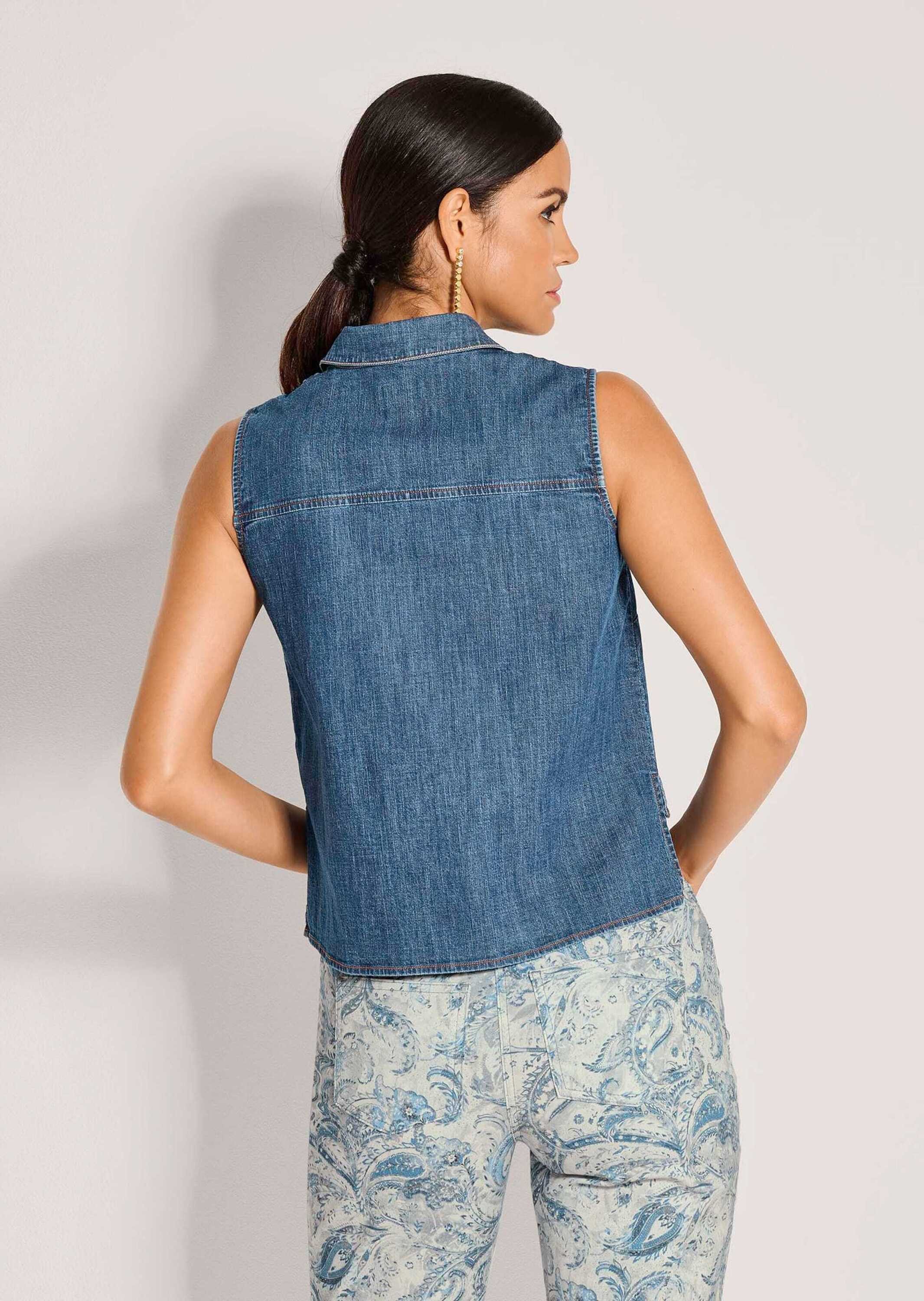 MADELEINE Hemdbluse Modernes Denimtop mit Hemdkragen Baumwolltop mit Hemdkragen, Knopfleiste und ohne Arm
