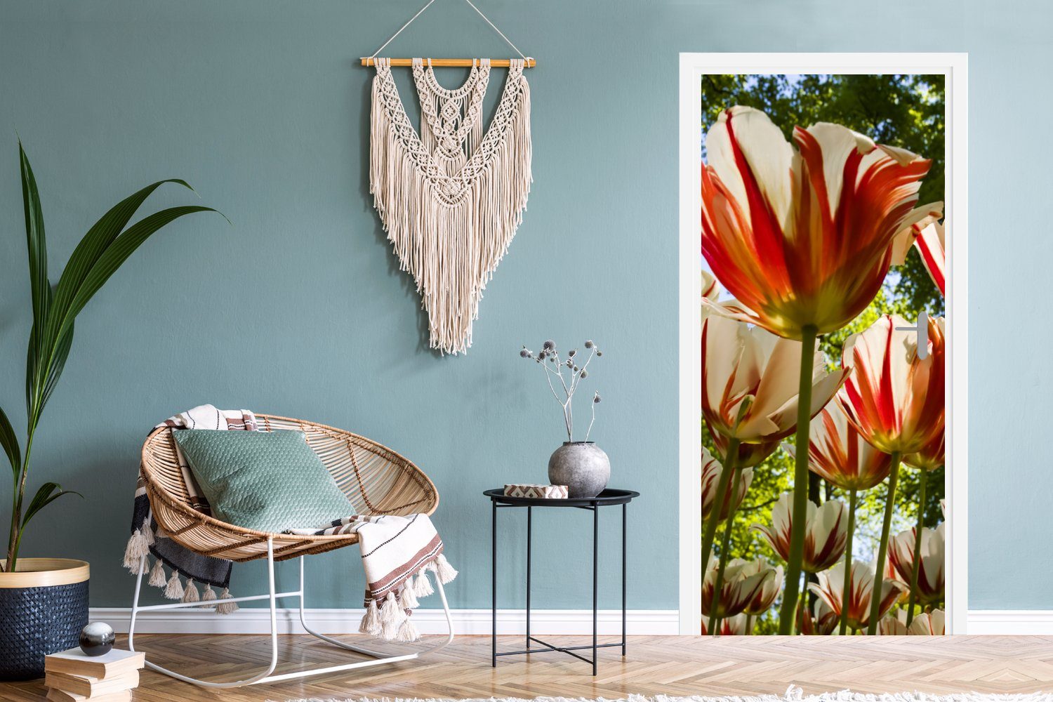 Türtapete Türaufkleber, mit für Tür, Tulpen, cm St), weißen Ein Garten und MuchoWow 75x205 (1 roten Fototapete Matt, bedruckt,