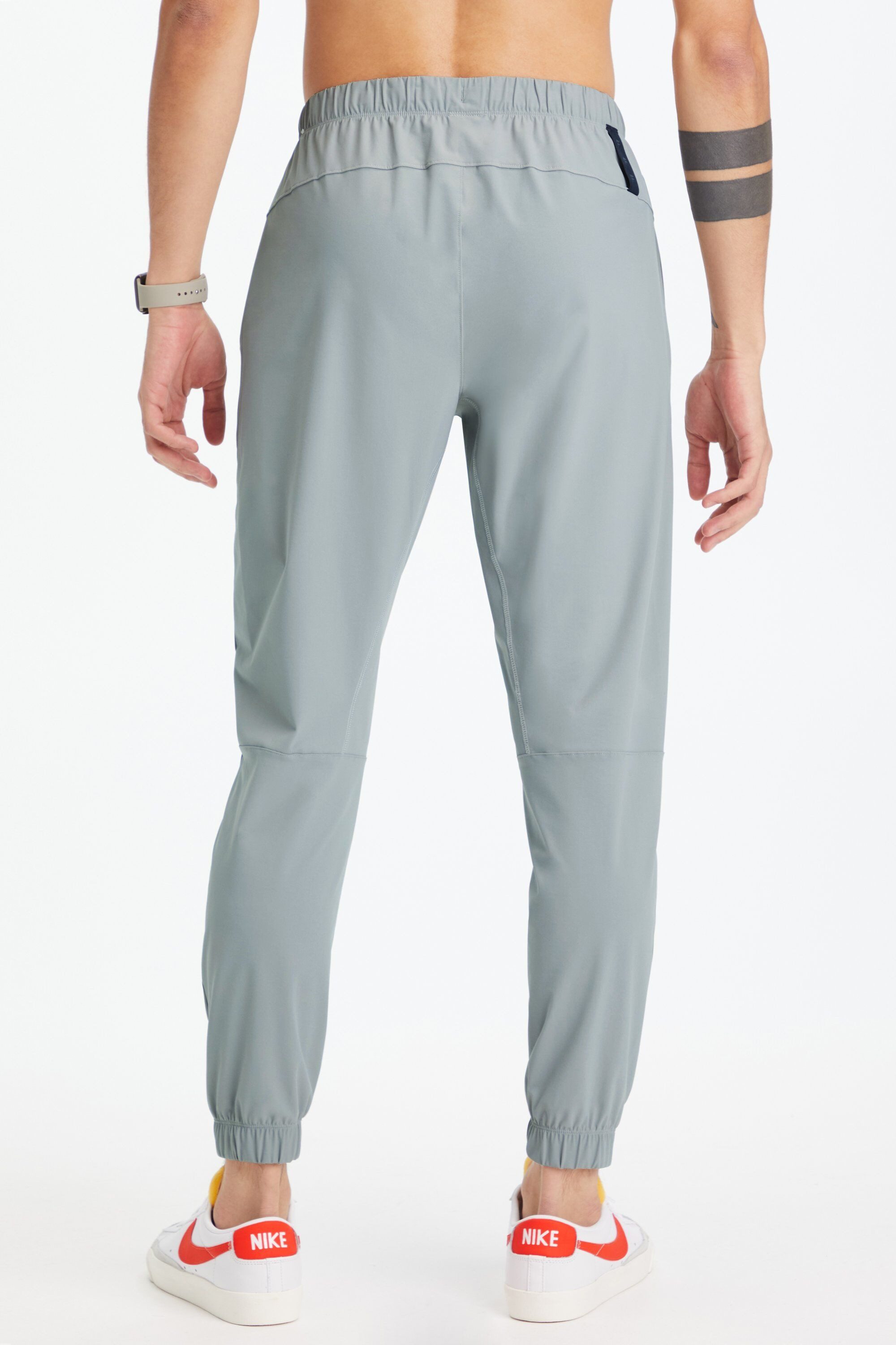 Fabletics Trainingshose The One Jogger (1-tlg) aus Performance-Stoff und mit Reißverschlusstaschen
