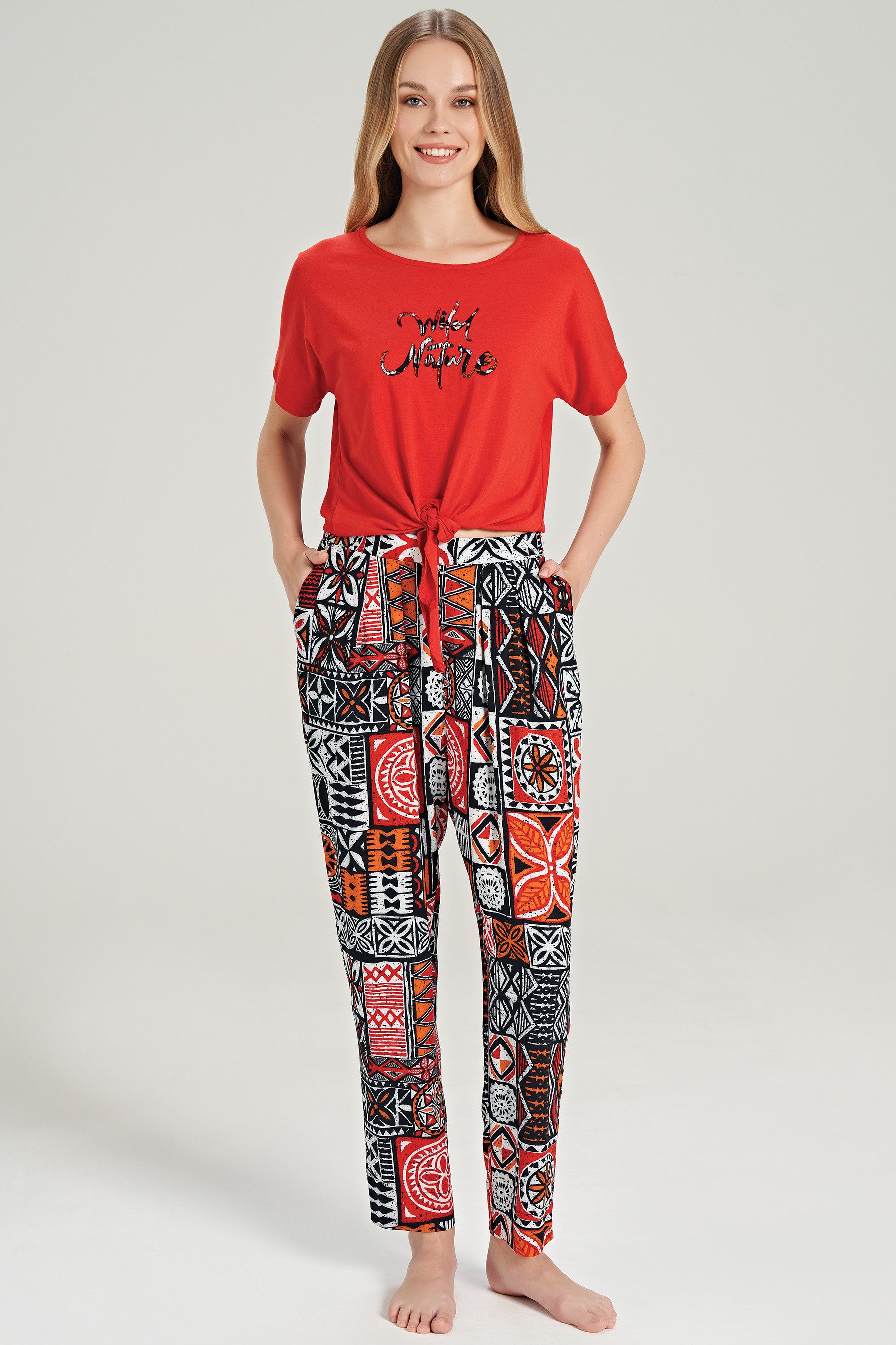 FEYZA Pyjama Damen Pyjama-Set mit Ethno-Muster – Rotes Oberteil & Bedruckte Hose Pyjama mit Knoten-Design, Ethno-Print & Schriftzug „Wild Nature“