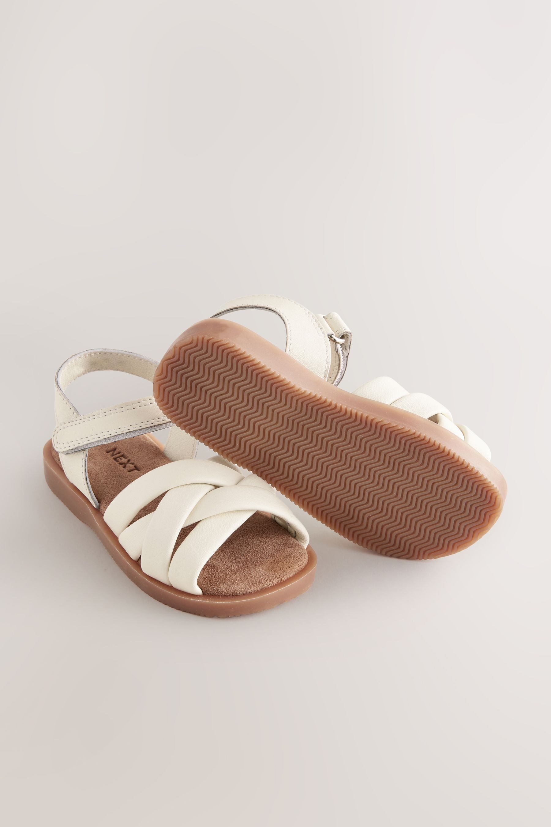 Next Ledersandale in Flechtoptik mit Klettverschluss Sandale (1-tlg)