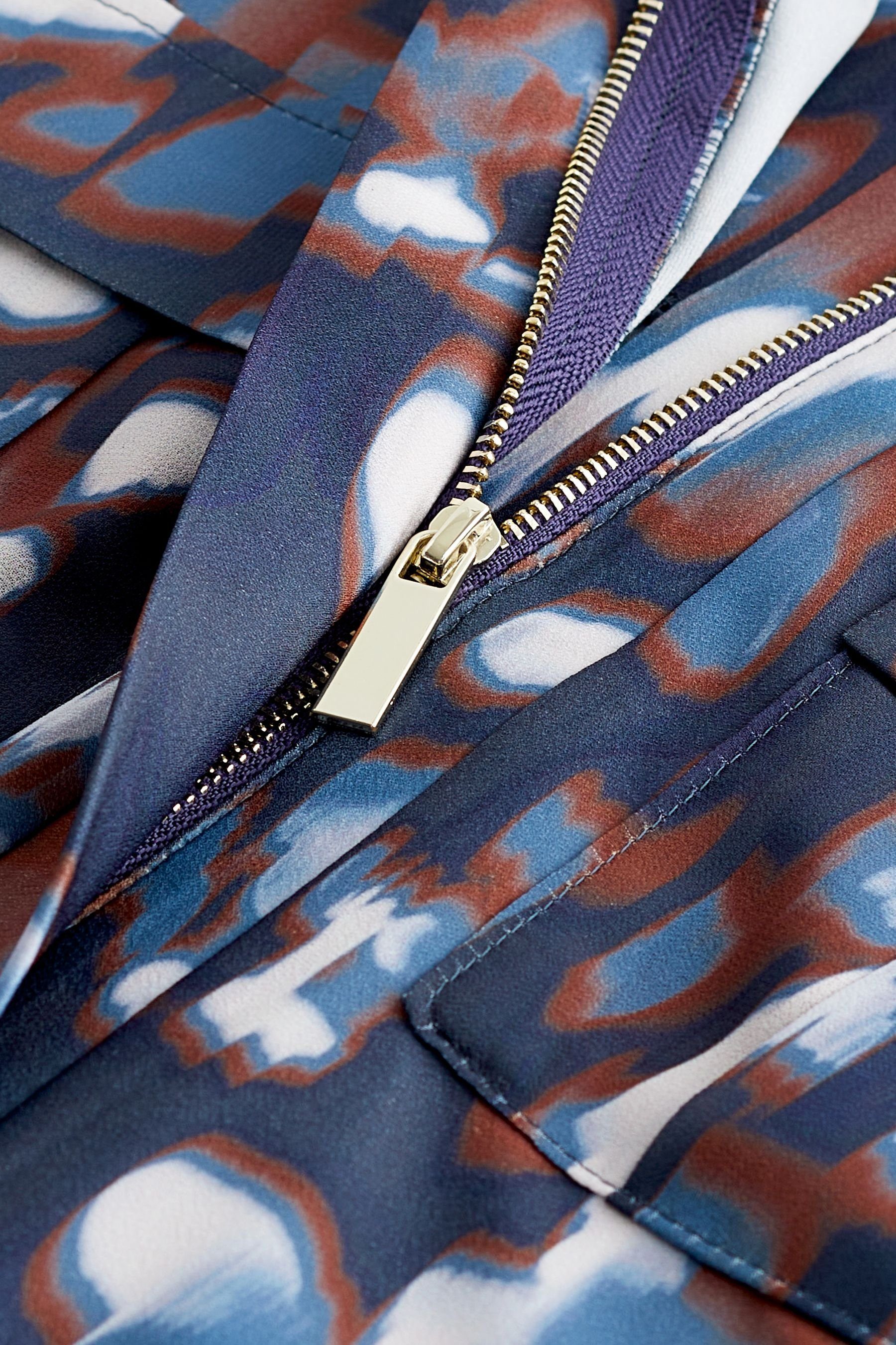 Next Langarmbluse Bluse (1-tlg) Leopard Frontreißverschluss Navy Print und Utility-Tasche mit Blue
