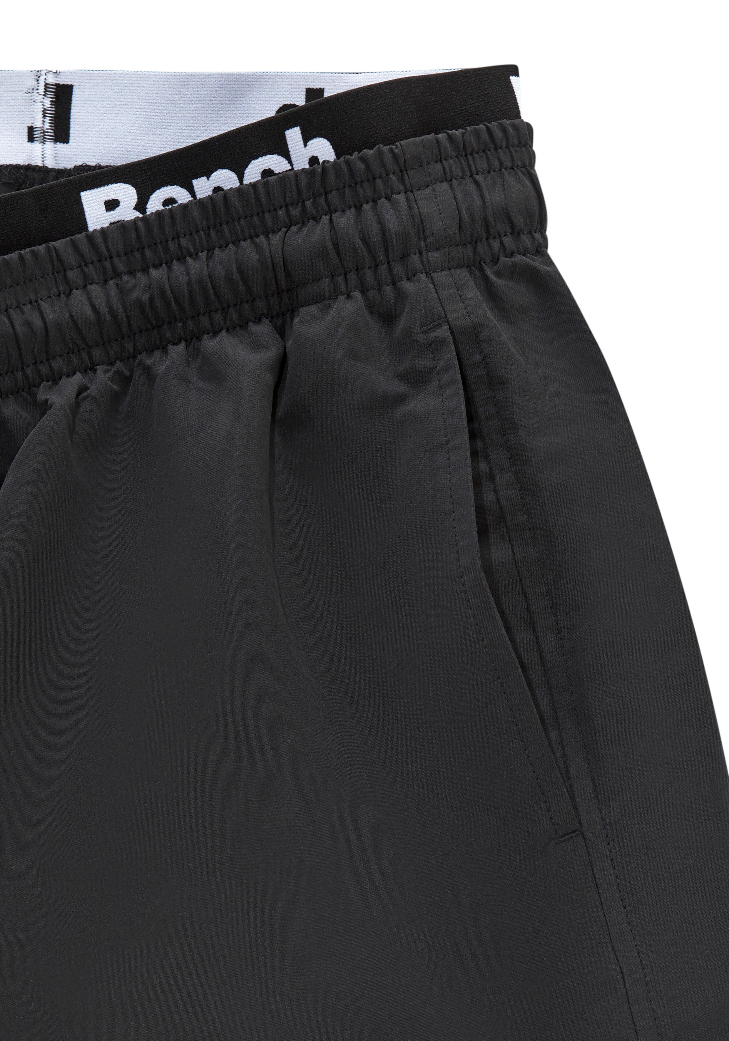 Bench. Badehose mit modernem Logobund