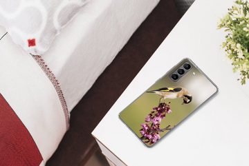 MuchoWow Handyhülle Ein Stieglitz zwischen rosa Blumen in Valencia, Spanien, Phone Case, Handyhülle Samsung Galaxy S21 Plus, Silikon, Schutzhülle