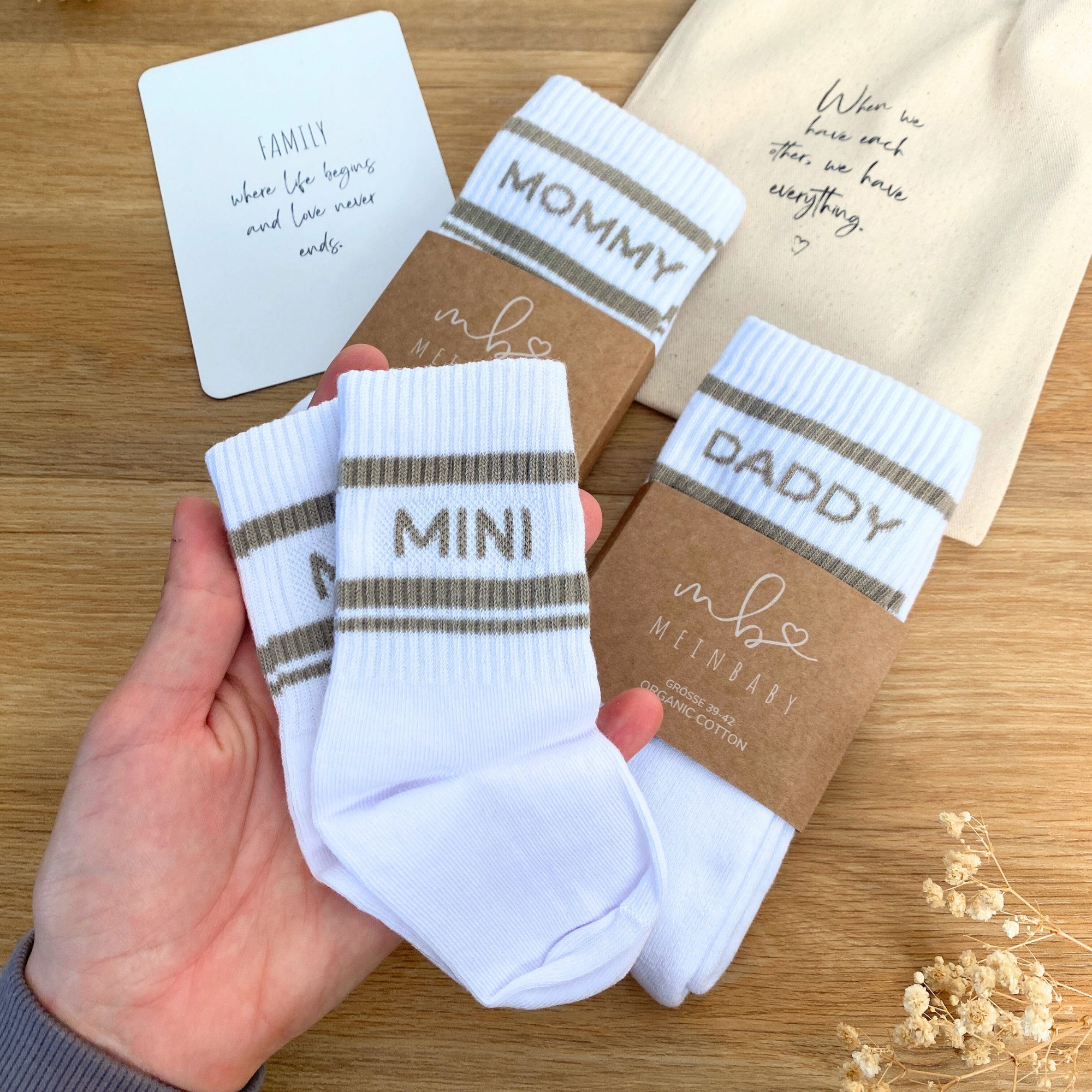 MeinBaby123® Tennissocken Geschenk Geburt Baby, Geschenkidee Schwangerschaft (Set, 1 Paar inkl. Baumwollsäckchen und Karte) Geschenk Neugeborenes, Mini,  Babyparty