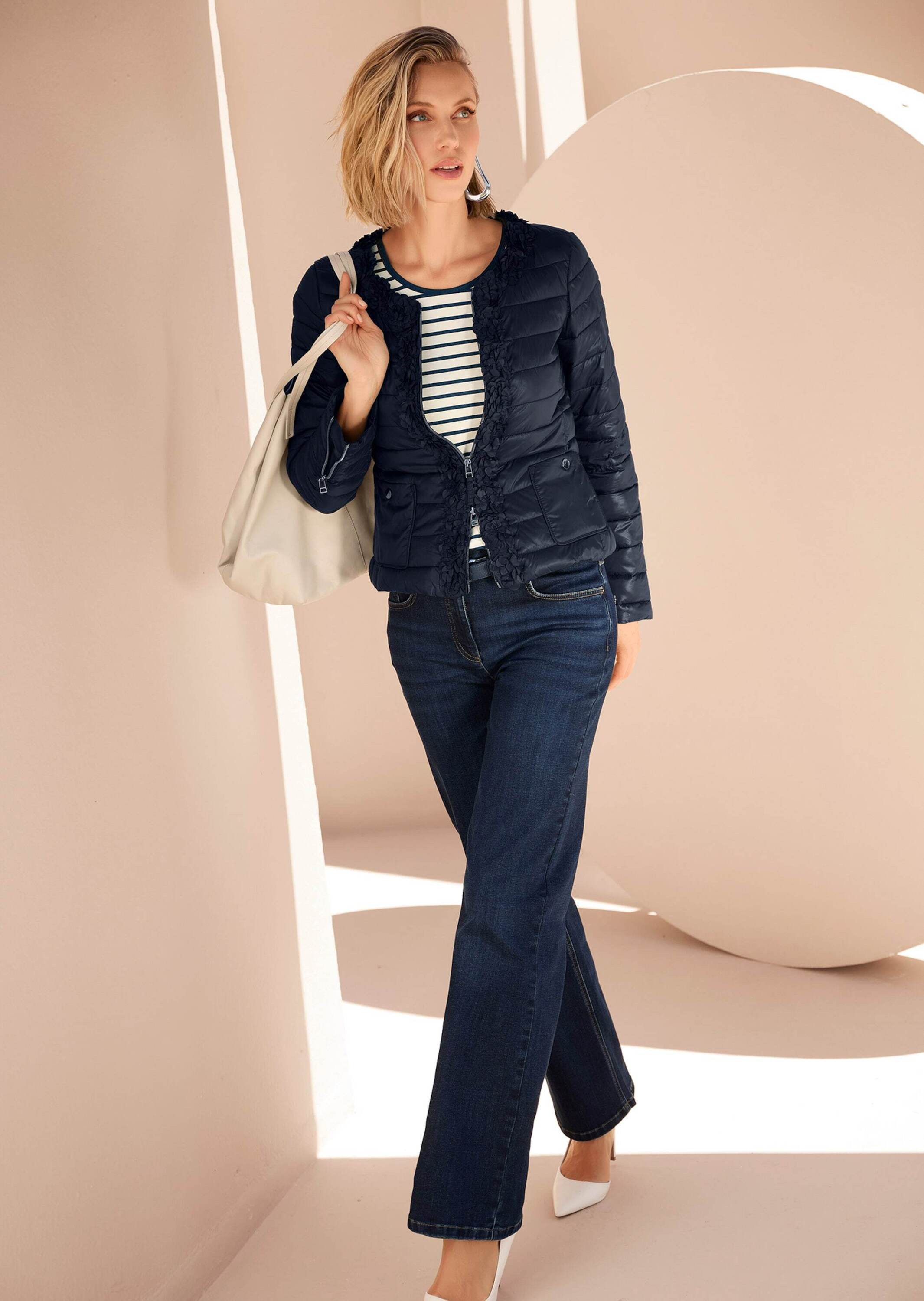 MADELEINE Outdoorjacke Wattierte Steppjacke mit Blüten-Dekoration