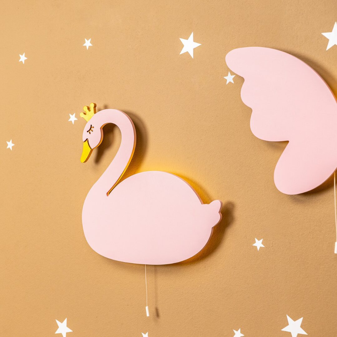 COZYCOLLECTIONS LED Wandleuchte Handbemalte LED-Wandleuchte Prinzessin Schwan in Holzoptik, LED, Warmweiß, Montessori: sanftes Licht & eigener Schalter fördert Autonomie