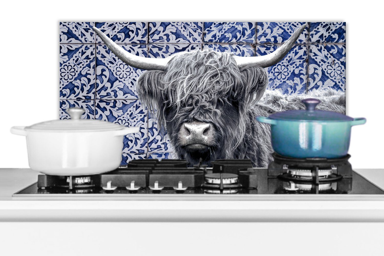 für Weiß, - Küchen Delfter Schwarz und Küchenrückwand Fett Schottischer gegen cm, Wandschutz, 60x30 - Schmutzflecken - MuchoWow Highlander Blau (1-tlg),