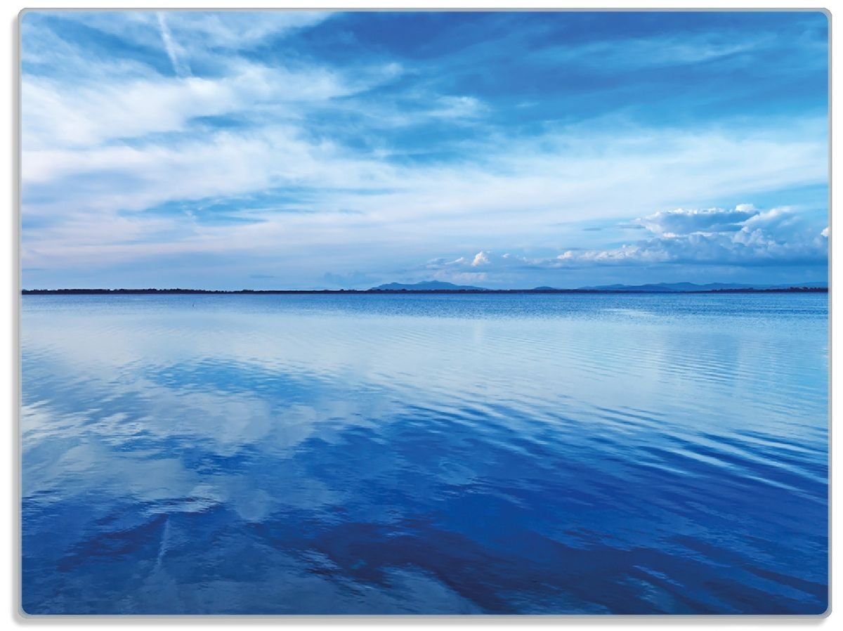 Wallario Schneidebrett Blaue Meeresbucht in Italien mit Spiegelung im Wasser, ESG-Sicherheitsglas, (inkl. rutschfester Gummifüße 4mm, 1-St), 30x40cm