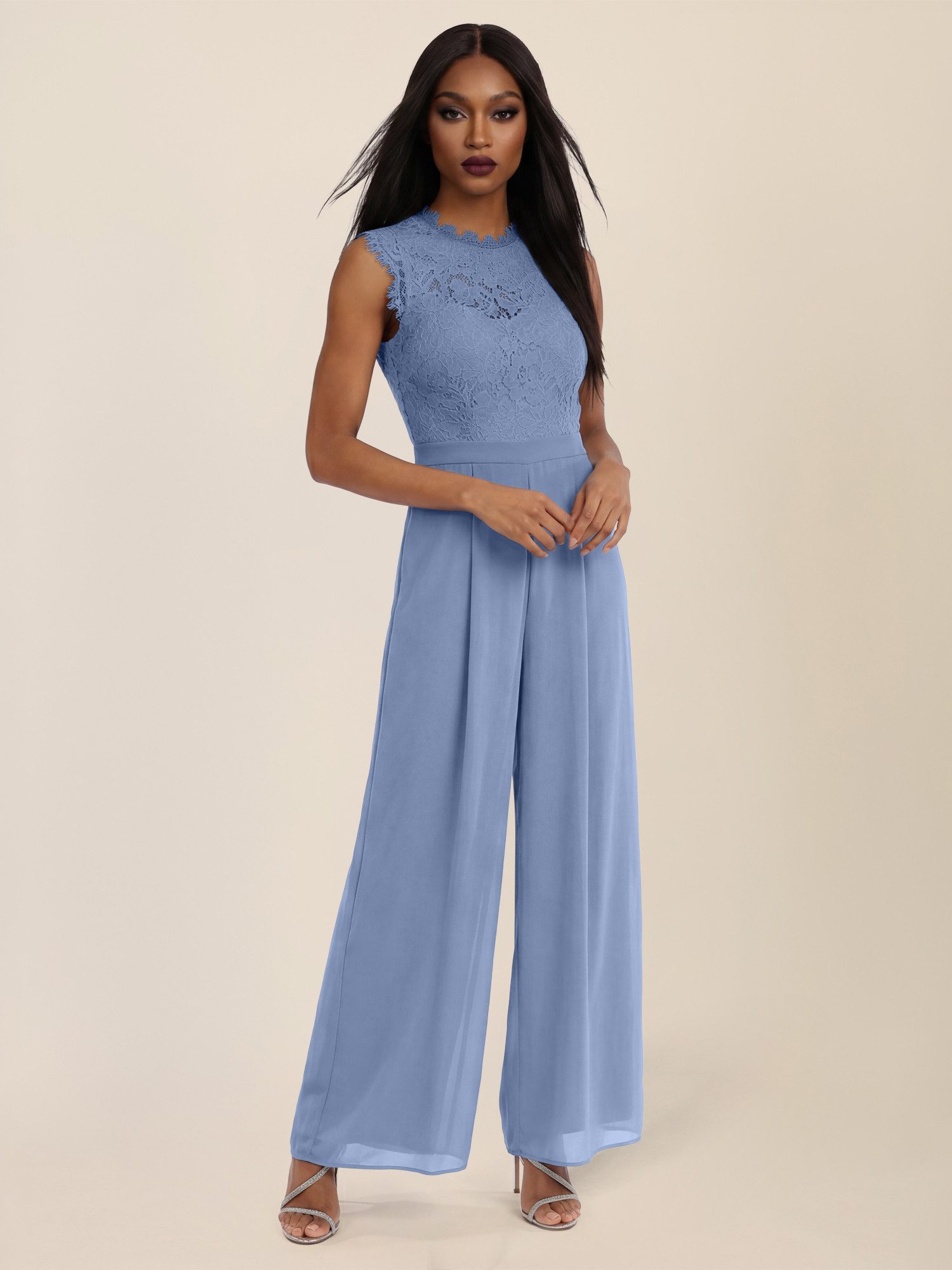 Apart Jumpsuit mit Spitzentop und weitem Bein