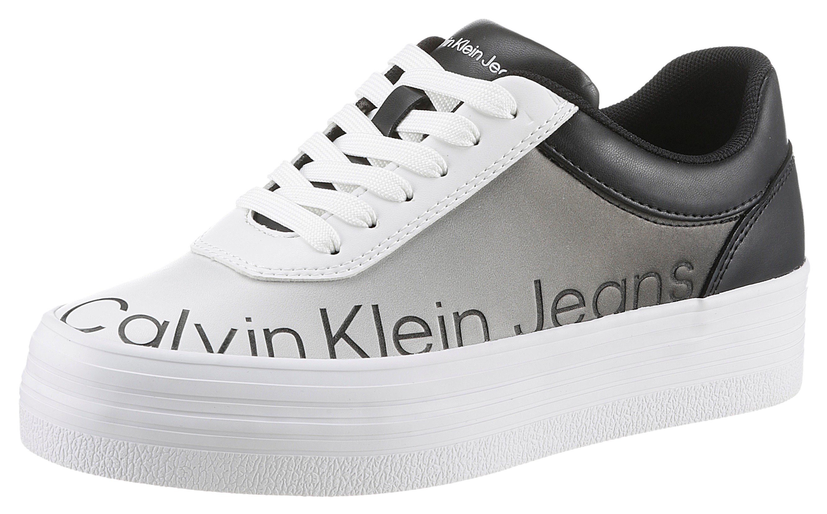 Calvin Klein Jeans BOLD VULC FLATF LOW LTH IN SAT Plateausneaker mit Logoschriftzug schwarz-weiß