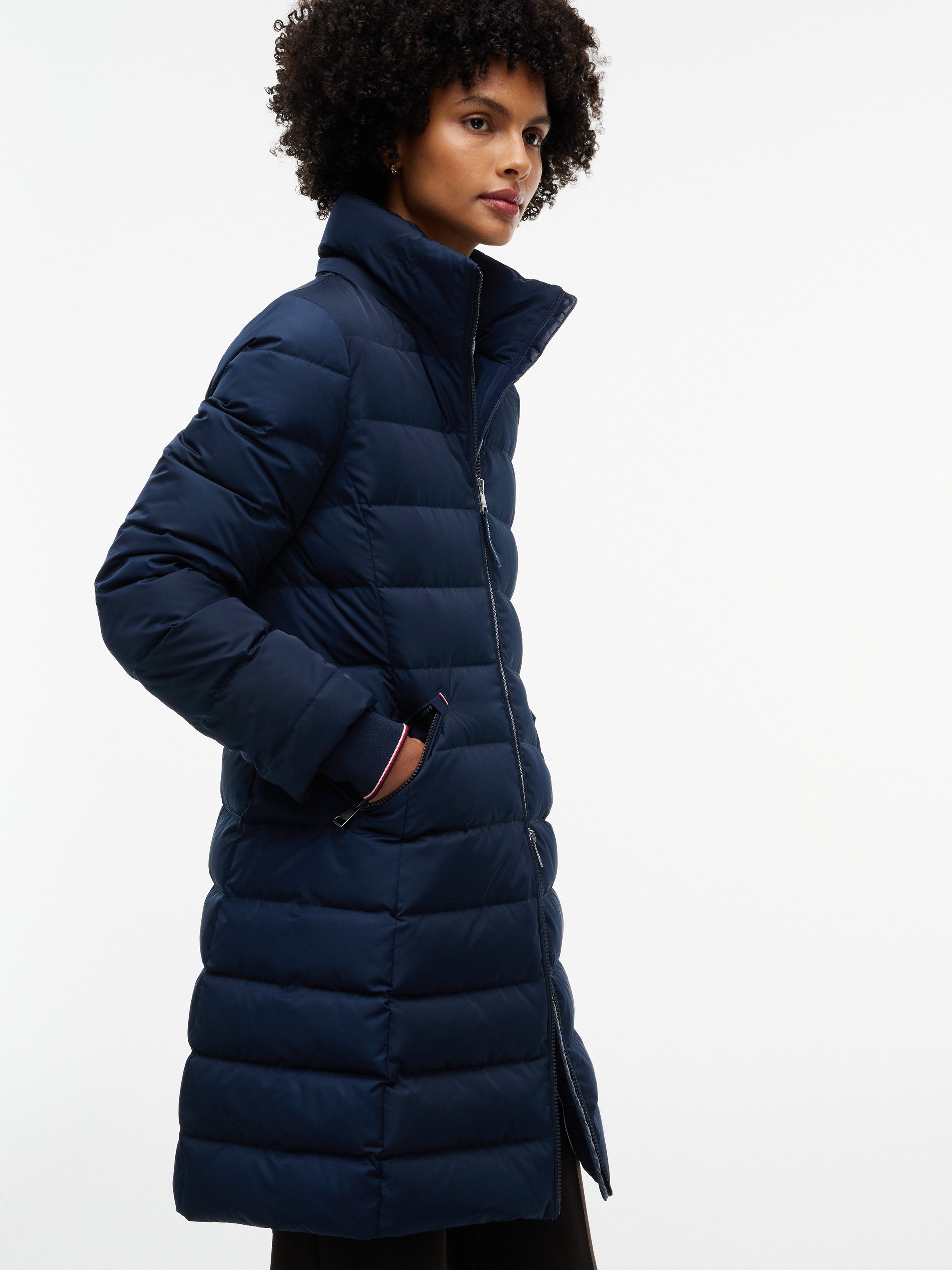 Tommy Hilfiger Steppmantel DOWN BRANDED FITTED COAT Kunstfaser, auch in großen Größen